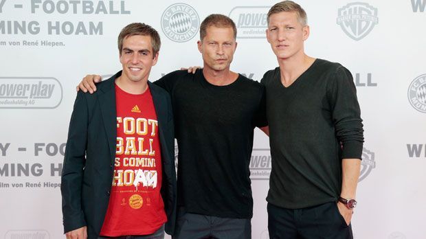 
                <strong>Premiere von "Wembley - Football is coming hoam"</strong><br>
                Ob man Schweini bald im neuen Schweiger-Film bestaunen kann? "Philipp Lahm ist ein Weltklasse-Fußballer und scheint ein wahnsinnig netter Kerl zu sein - aber vor der Leinwand würde ich mich dann eher für den Schweini entscheiden", sagte Schweiger auf der Premiere
              