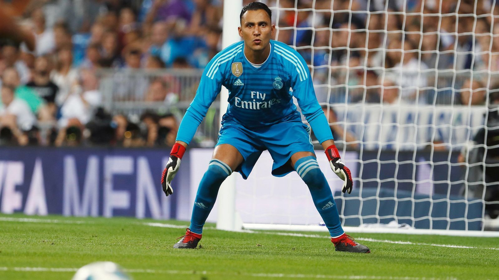 
                <strong>Keylor Navas (Real Madrid)</strong><br>
                Drei Mal in Folge gewann Real Madrid zuletzt die Champions League, stets hieß der Stammkeeper unter Ex-Coach Zinedine Zidane dabei Keylor Navas. Der französische Trainer hielt offenbar große Stücke auf den Nationaltorhüter Costa Ricas. Kaum aber ist "Zizou" Geschichte, hat sich auch Navas' Perspektive verändert bzw. verschlechtert. Real holte im Sommer den Belgier Thibaut Courtois von Chelsea. Überraschenderweise behielt aber zunächst doch noch Navas zu Saisonbeginn seinen Stammplatz, zuletzt aber setzte Neu-Trainer Julen Lopetegui den jüngeren Neuzugang Courtois (26 Jahre) beim 4:1-Sieg über Leganes erstmals ein - wohl der Anfang der Navas-Ablöse bei Real.
              