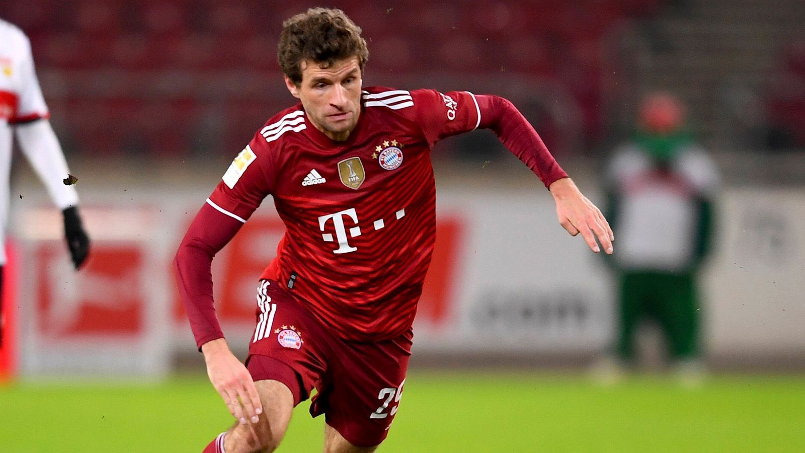 
                <strong>16. Spieltag: Müller mit Vorlagen-Rekord</strong><br>
                Mit seinem Assist zum 5:0 beim VfB Stuttgart hat Thomas Müller am 16. Spieltag der Bundesliga einen neuen Rekord aufgestellt. Der Bayern-Star ist der erste Spieler, dem seit Datenerfassung 2004 zwölf Vorlagen in einer Hinrunde gelungen sind. Dabei ist die Hinrunde noch nicht einmal beendet. 
              