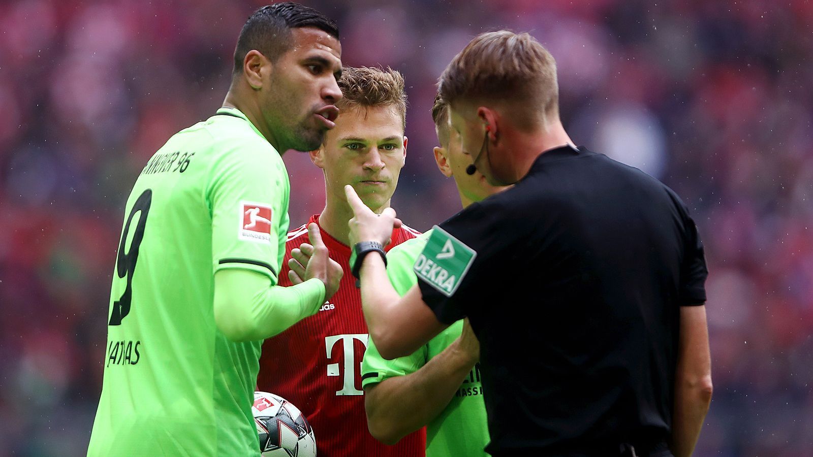 
                <strong>Er kam, traf und flog wieder runter: Jonathas stellt unrühmlichen Rekord auf</strong><br>
                Der Brasilianer Jonathas (li.) stand bei der 1:3-Niederlage von Hannover 96 beim FC Bayern München nach seiner Einwechslung zur Pause gleich so richtig im Mittelpunkt. Zunächst traf der Stürmer in der 51. Minute per Handelfmeter zum zwischenzeitlichen 1:2 aus Sicht der Niedersachsen, doch nur vier Minuten später flog der Joker mit Gelb-Rot schon wieder vom Feld - in Rekord-Geschwindigkeit! Zwischen Jonathas' Einwechslung, seinem Tor und dem Platzverweis lagen exakt neun Minuten und drei Sekunden. In dieser Konstellation hat Wellental der Gefühle noch kein Spieler der Bundesliga-Geschichte schneller als der Hannoveraner erlebt. (Quelle: optafranz/twitter)
              