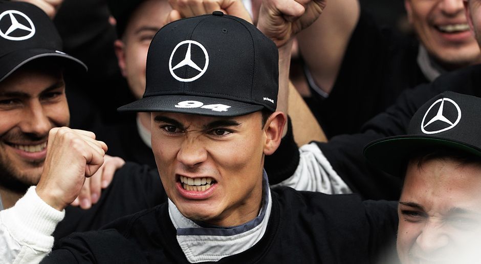 
                <strong>Pascal Wehrlein (Mercedes AMG)</strong><br>
                Pascal Wehrlein - Startnummer 94: Der Champion von 2015 feiert sein Comeback. Mercedes holt den 23-Jährigen zurück in die DTM, nachdem er für dieses Jahr kein Cockpit in der Formel 1 bekam. In der letzten Mercedes-Saison in der Tourenwagen-Serie will Wehrlein nochmal voll angreifen.
              