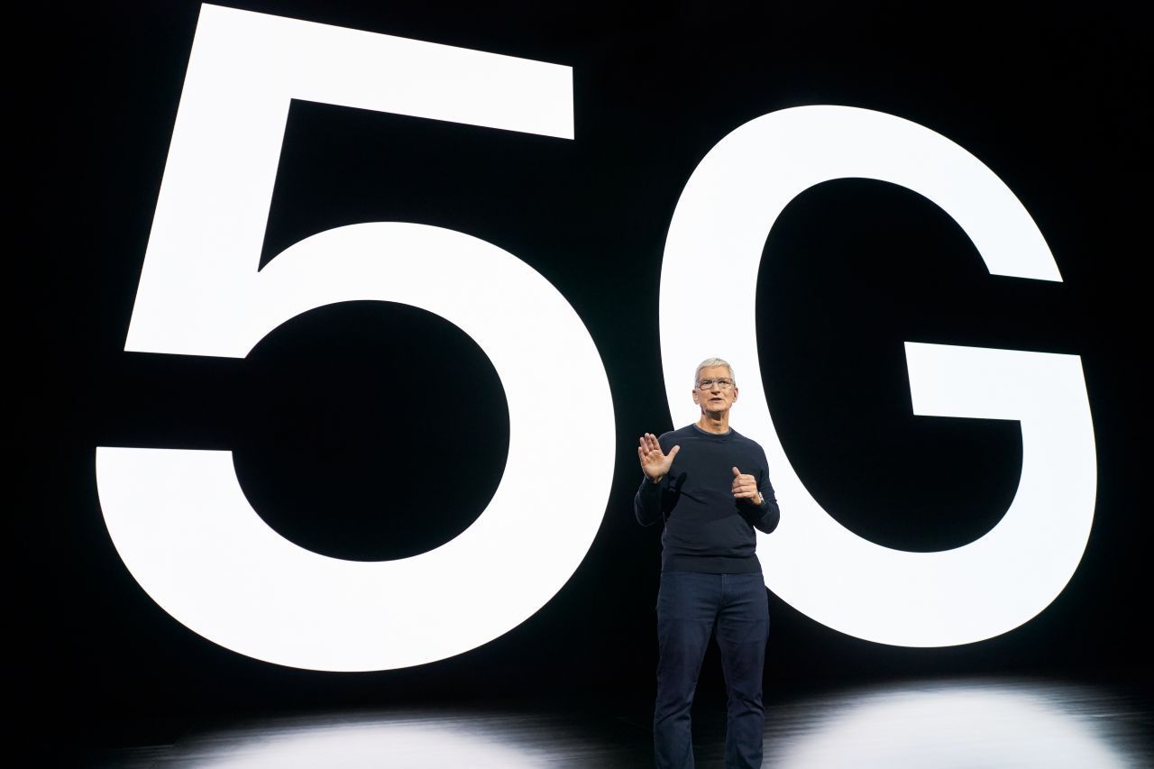 Tim Cook, Chef (CEO) von Apple, vor einem 5G-Schriftzug. Apple macht sein iPhone fit für den superschnellen 5G-Datenfunk.