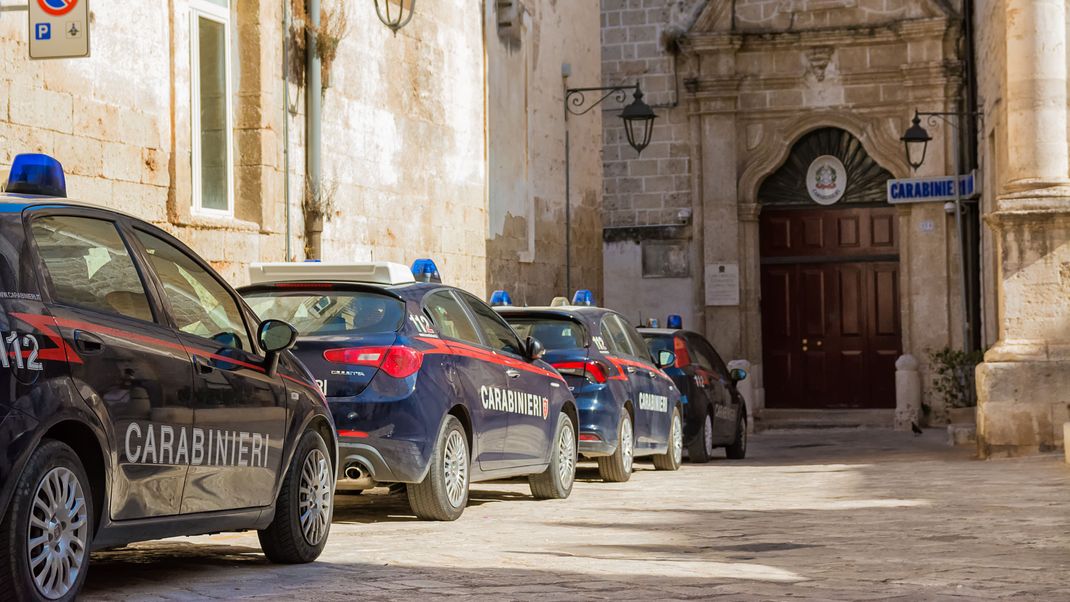 In Italien wurde ein Mann von der Polizei verhaftet, nachdem einer seiner Angestellten nach einem Unfall verblutete (Symbolbild).