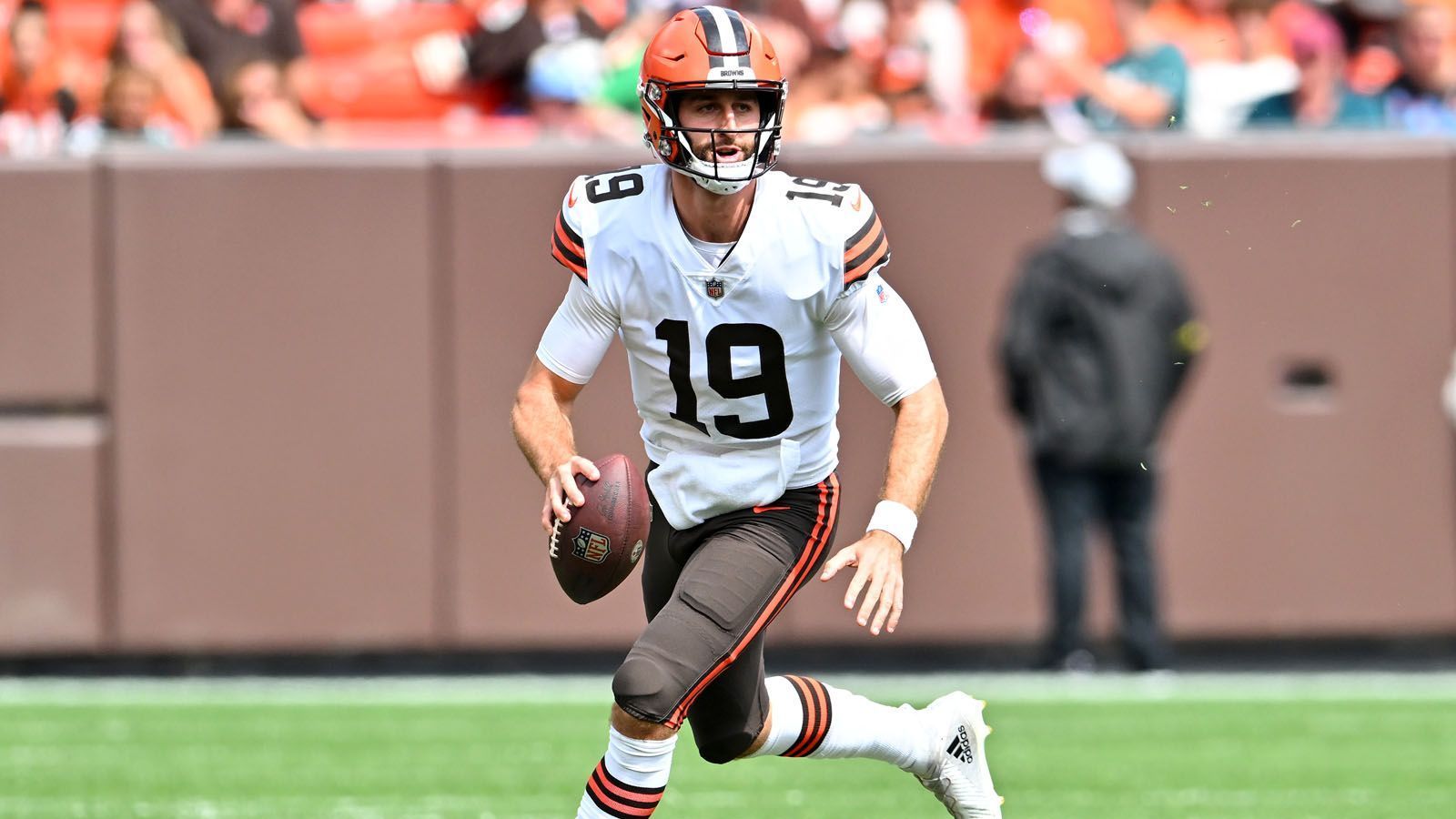 
                <strong>Verlierer: Josh Rosen (Cleveland Browns)</strong><br>
                Josh Rosen galt vor dem NFL Draft 2018 als Ausnahme-Quarterback und wurde an Position 10 von den Arizona Cardinals gepickt. Mittlerweile ist er bei den Cleveland Browns angekommen – seinem sechsten Team in der NFL. Er nutzte allerdings nicht die Chance, sich als Ersatz für den gesperrten Deshaun Watson zu empfehlen. Im Preseason-Spiel gegen die Philadelphia Eagles brachte Rosen lediglich 7 von 20 Pässen für 88 Yards an den Mann.
              