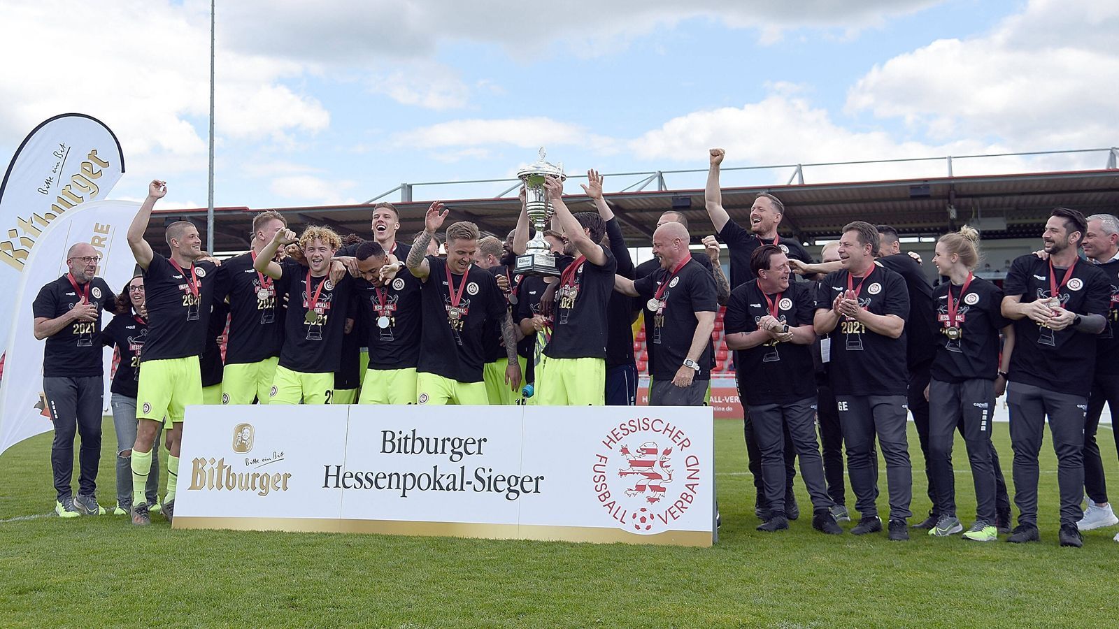 
                <strong>SV Wehen Wiesbaden</strong><br>
                Gleiches gilt auch für den SV Wehen Wiesbaden. Im Finale gegen den TSV Steinbach siegte der Drittligist locker mit 3:0. 
              