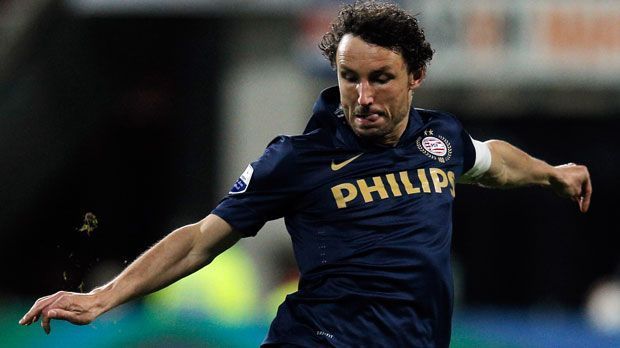 
                <strong>PSV Eindhoven - Auswärtstrikot</strong><br>
                Auch das Auswärtsdress des PSV Eindhoven lässt sich mit einem Wort beschreiben: schnörkellos. Die Spieler jedenfalls, scheinen mit der neuen Arbeitskleidung zufrieden zu sein
              