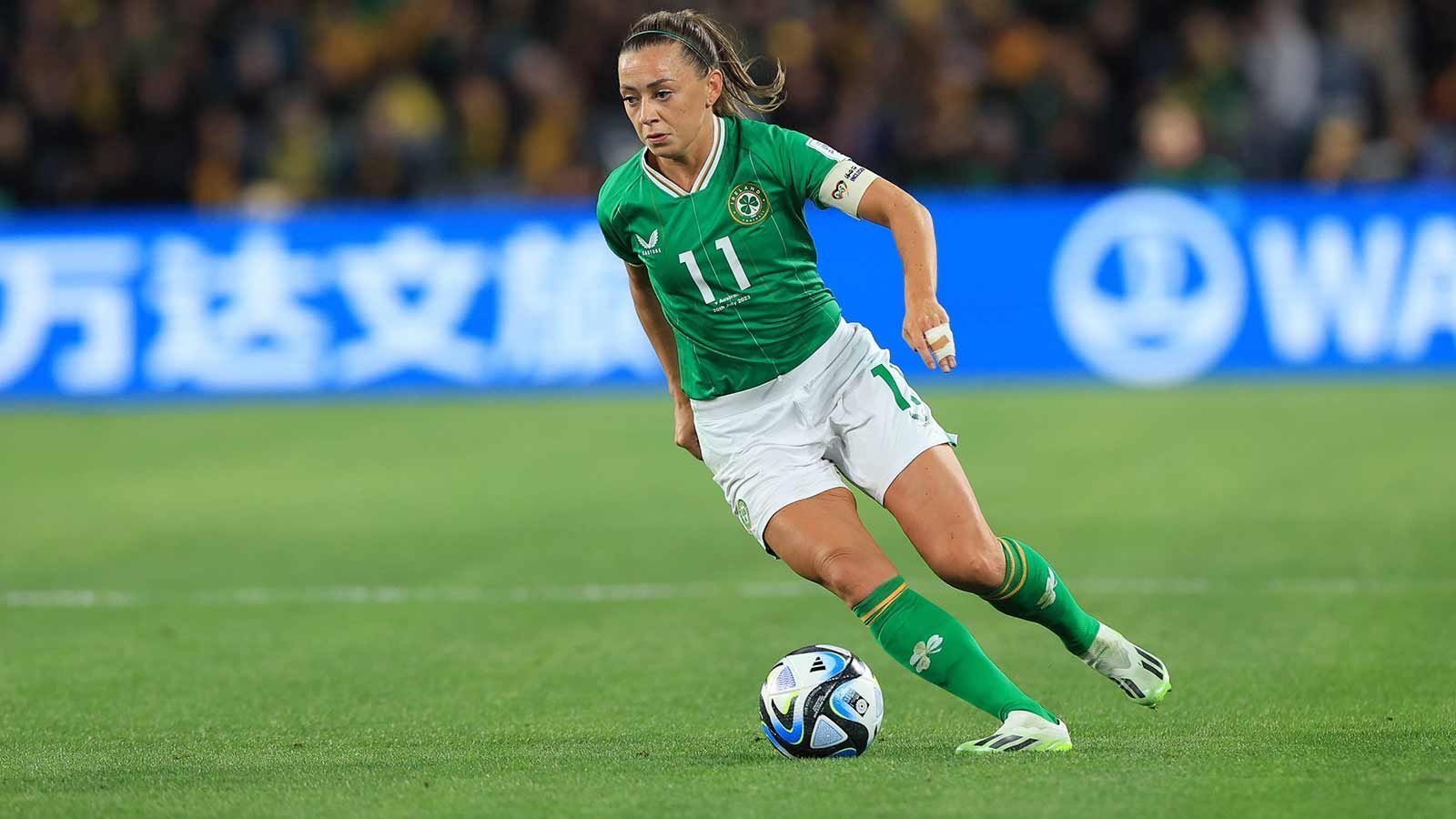 
                <strong>Irland: Heimtrikot</strong><br>
                Das klassisch grüne Heimtrikot der Nationalmannschaft der Republik Irland bei der Frauen-WM kam gleich beim ersten Spiel der Irinnen zum Einsatz, das allerdings gegen die australischen Gastgeberinnen mit 0:1 verloren ging.
              