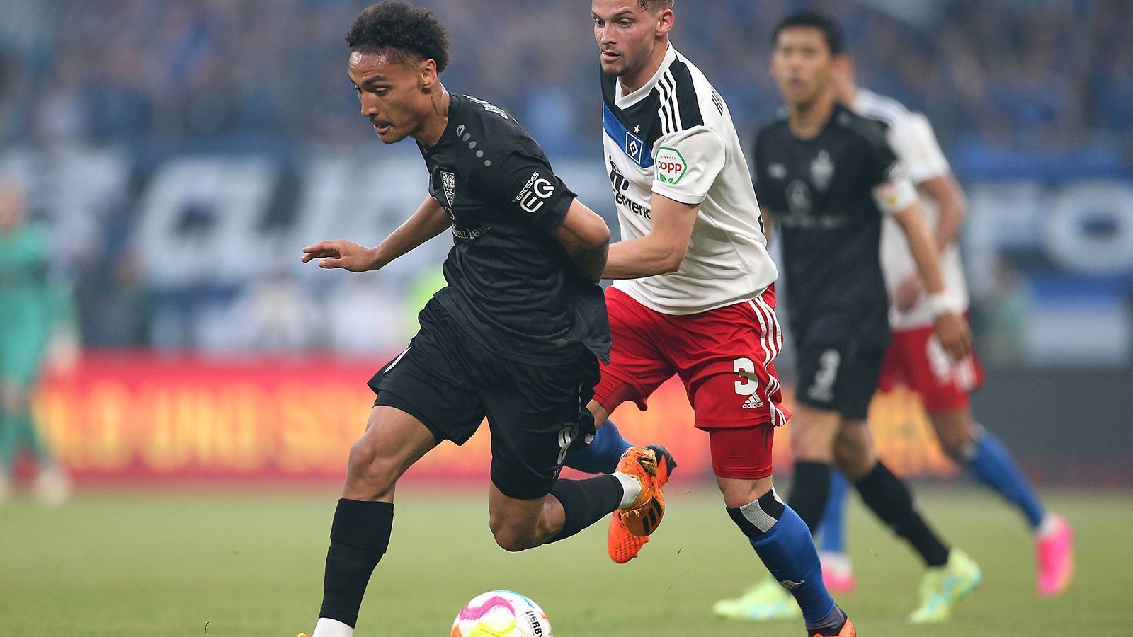 
                <strong>Enzo Millot (VfB Stuttgart) </strong><br>
                Hat immer wieder Ideen für einen guten Pass und eine gute Aktion, wenn beim VfB etwas offensiv geht, dann über ihn. Bester Stuttgarter der ersten Halbzeit. Folgerichtig ist er es, der kurz nach Wiederanpfiff den Ausgleich erzielt (47.). Wird mit seinem zweiten Tor endgültig zum Matchwinner (64.) und unmittelbar danach ausgewechselt. ran-Note: 1
              