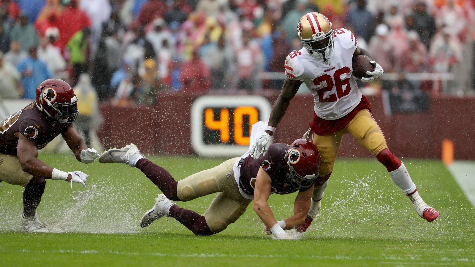 
                <strong>San Francisco 49ers Grund 2: It's always rainy in Santa Clara</strong><br>
                Ihr findet Sonne super, aber Regen noch mehr? Dann seid ihr in San Francisco, oder genauer Santa Clara, genau richtig. Zwar liegt die Stadt im Bundesstaat Kalifornien, wo es zumeist warm und trocken ist, aber wenn es mal regnet, dann richtig. 49ers-Spiele sind nicht nur einmal zu Regenschlachten mutiert.
              