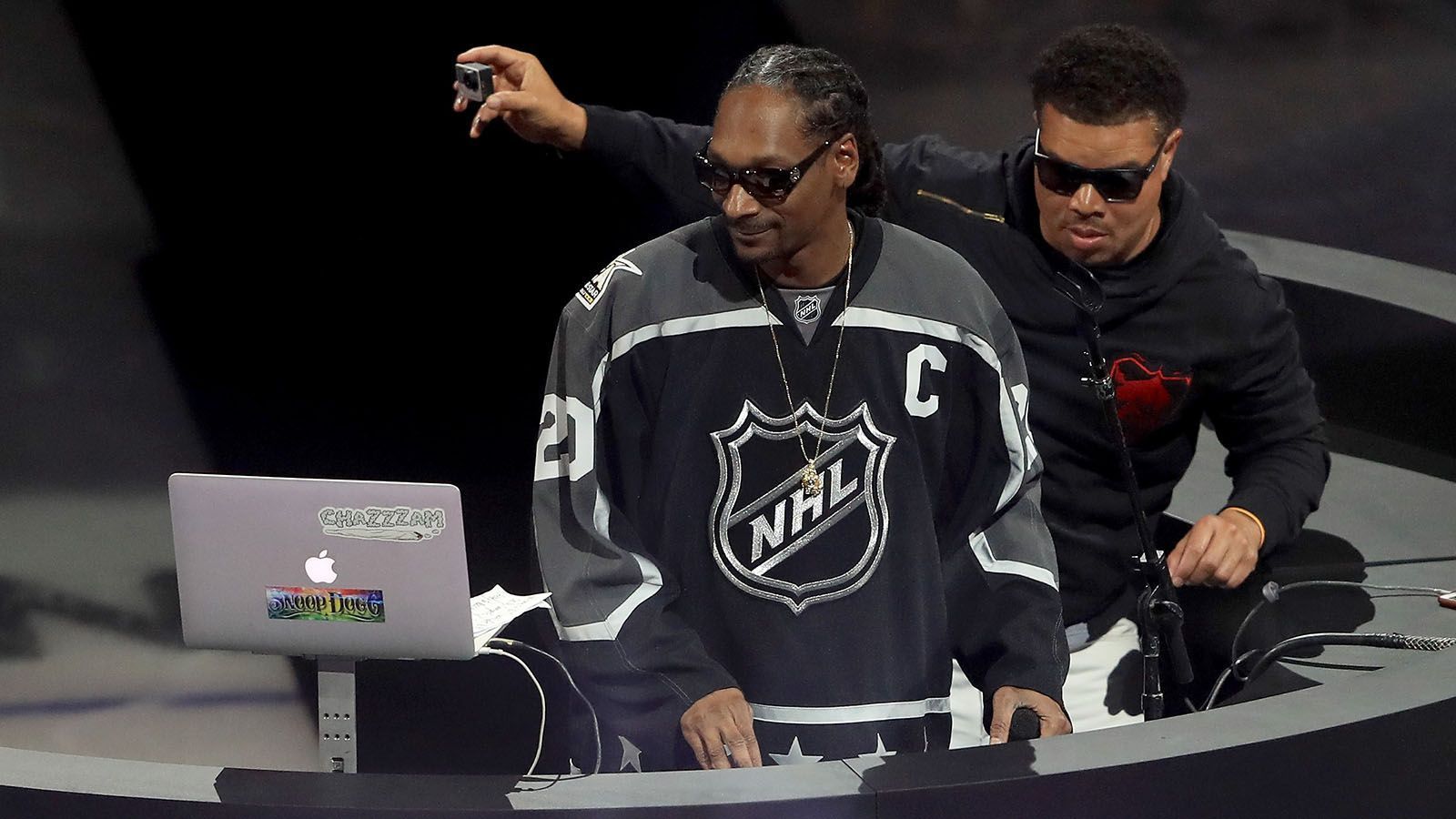
                <strong>Snoop Dogg </strong><br>
                Auch Rapper Snoop Dogg ist bekanntermaßen ein großer Eishockey-Fan. Sein Herz schlägt für die Los Angeles Kings. Snoop Dogg performte in der NHL sogar schon live während des All-Star-Weekends.
              