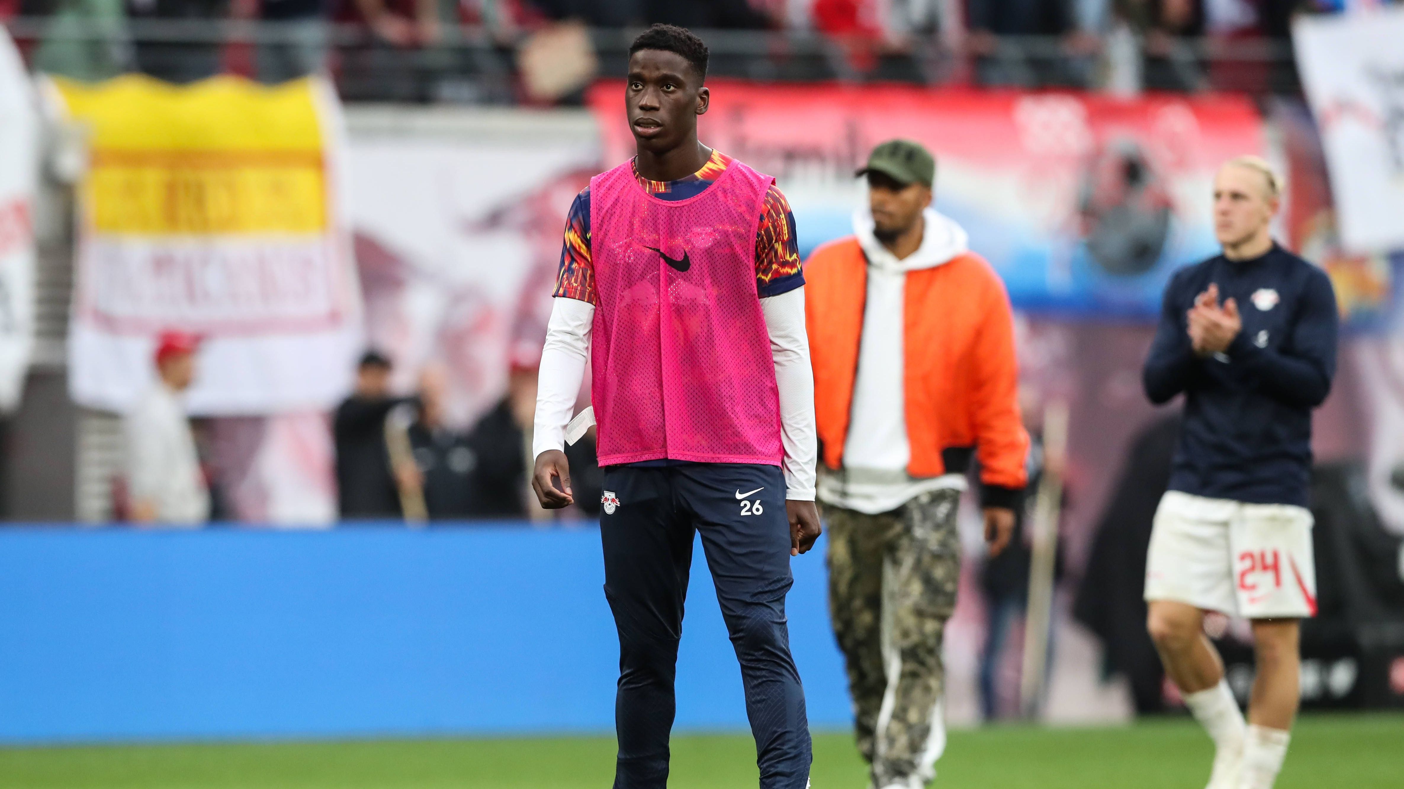 <strong>Ilaix Moriba (RB Leipzig)</strong><br>Die Sachsen bewiesen bereits bei Transfers von zahlreichen Talenten ein Goldenes Händchen, Moriba ist bisher allerdings ein Flop. Im Sommer 2021 kam der Mittelfeldspieler für 16 Millionen Euro vom Nachwuchs des FC Barcelona, konnte sich aber nicht durchsetzen. Insgesamt eineinhalb Jahre wurde er zum FC Valencia verliehen, ist seit Sommer aber wieder in Leipzig.