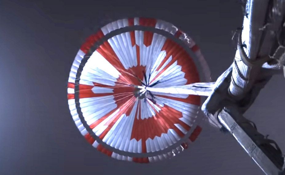 Das Ingenieur-Team versteckten im Streifenmuster des Fallschirms eine Botschaft. Wer sie nicht sofort erkennt: Sie ist digital kodiert und bedeutet in Buchstaben übersetzt: "Dare Mighty Things", zu deutsch "Wage Großes!" Das ist der Wahlspruch vom Jet Propulsion Center in Kalifornien, wo "Perseverance" gebaut wurde.