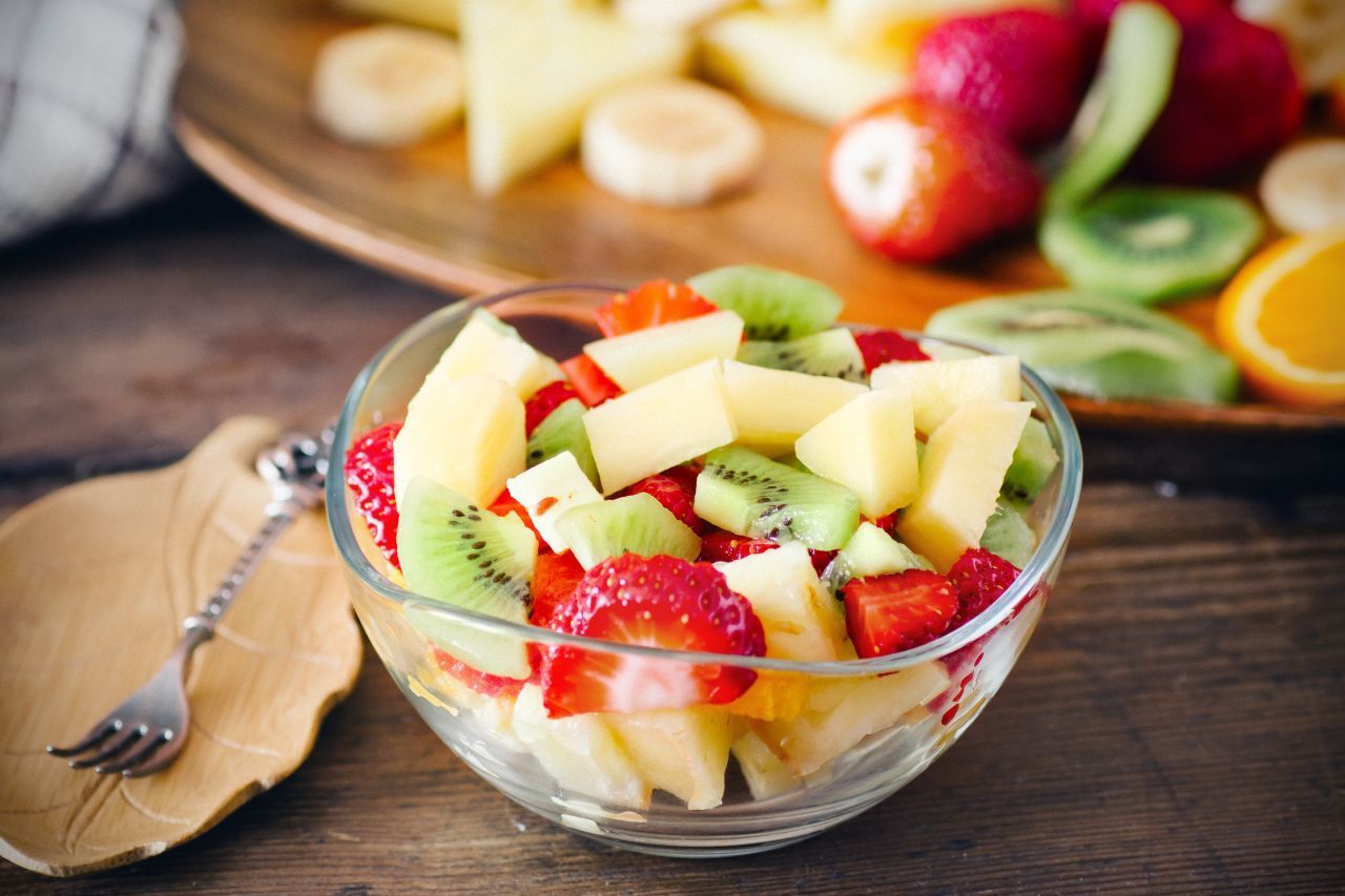 Am meisten Fruktose ist in Obst enthalten. Doch auch hier variieren die Werte stark. Tabellen mit dem Gehalt pro 100 Gramm dienen zur Orientierung.