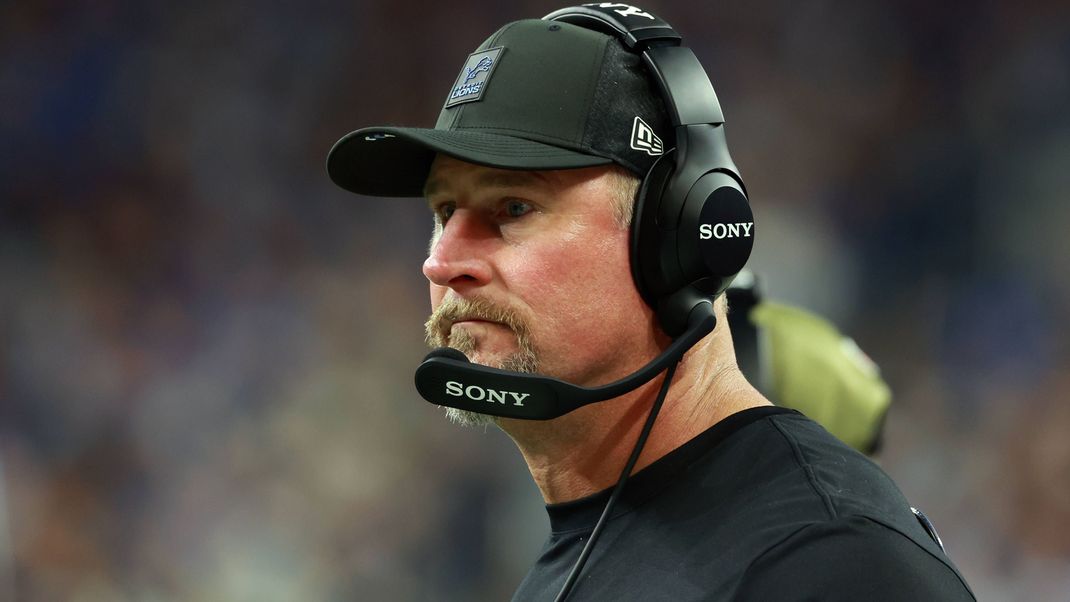 Chicago Bears vs Detroit Lions DETROIT,MICHIGAN-November2:Head coach Dan Campbell of the Detroit Lions looks on during an NFL, American Football Herren, USA football game between the Minnesota Vikings and the Detroit Lions in Detroit, Michigan USA, on Sunday, November 2, 2025. Detroit Michigan United States PUBLICATIONxNOTxINxFRA Copyright: xAmyxLemusx originalFilename:lemus-chicagob251102_npifs.jpg