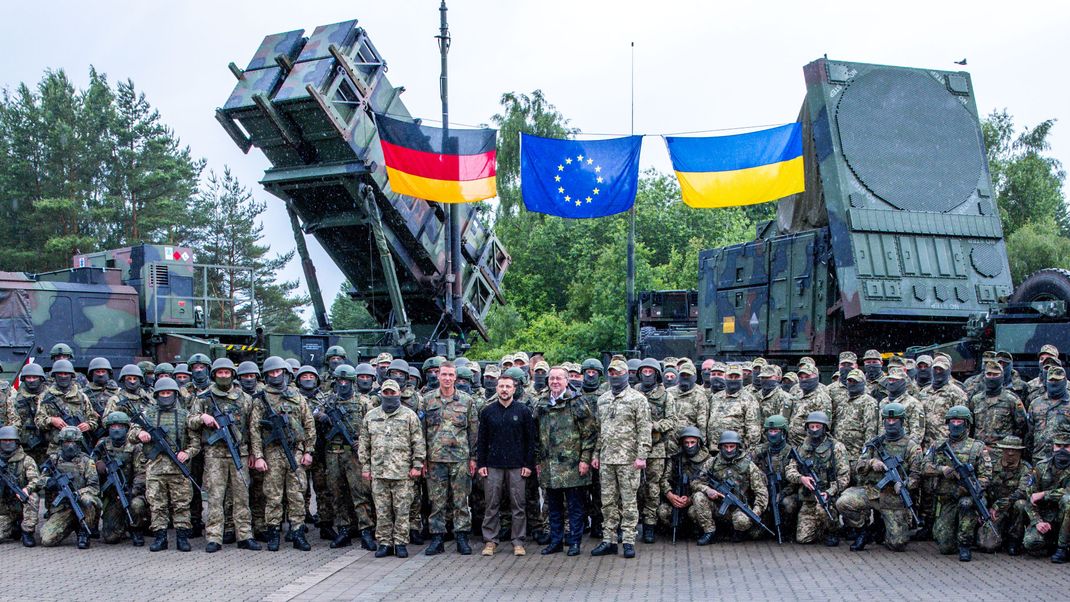 Selenskyj zeichnete ukrainische Soldaten auf einem Truppenübungsplatz für ihren Einsatz aus.