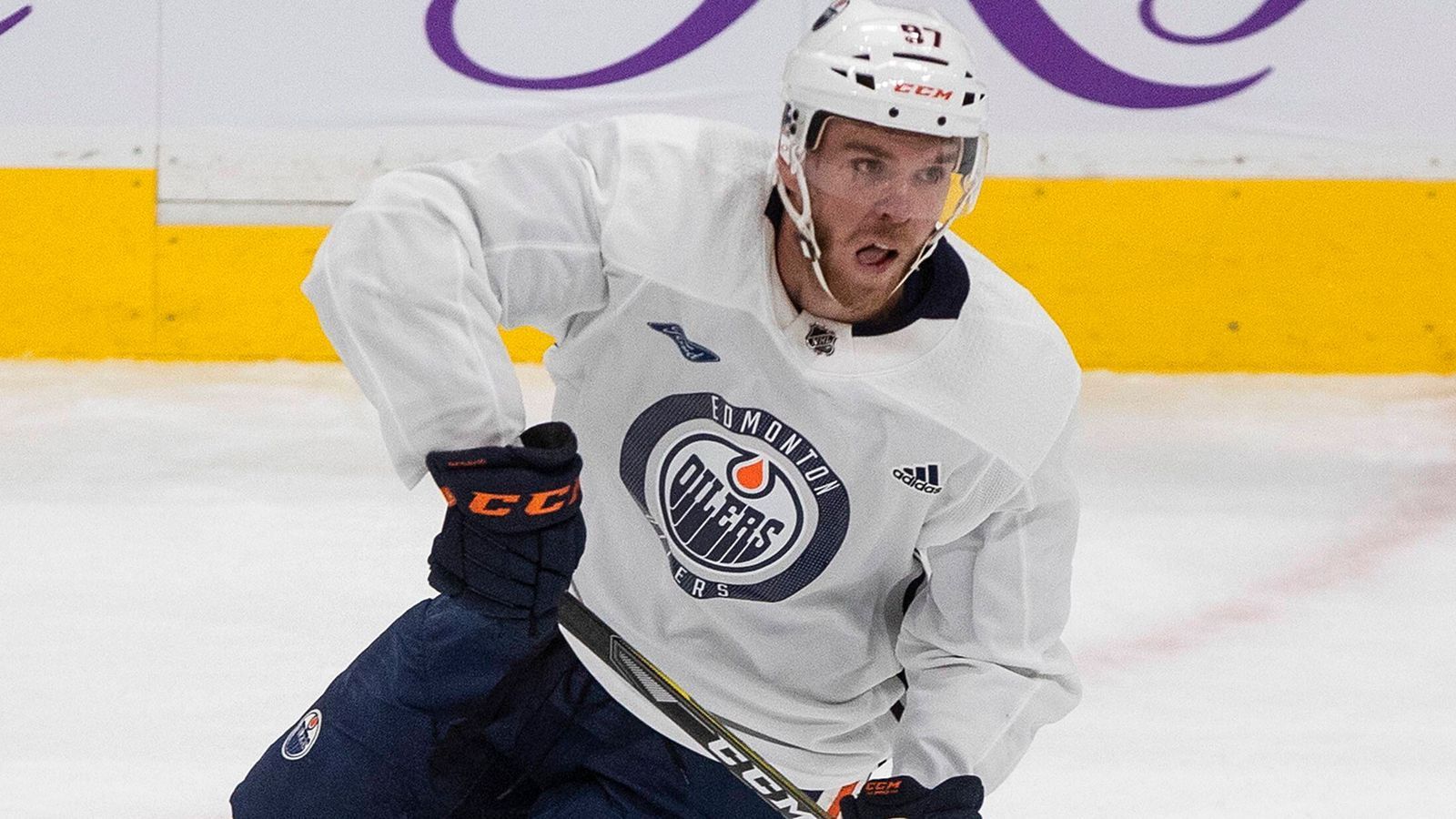 
                <strong>Connor McDavid (Edmonton Oilers)</strong><br>
                Der Center ist der größte Star der Liga, der Dominator. Der Kanadier gewann in der vergangenen Spielzeit zum dritten Mal den Scorertitel in der Hauptrunde, kam trotz verkürzter Saison (56 statt 82 Spiele) zum vierten Mal auf 100 Punkte oder mehr. Er hatte 21 Scorerpunkte Vorsprung auf den Zweitplatzierten, seinen Teamkollegen Leon Draisaitl, und sogar 36 Punkte auf den Dritten, Brad Marchand. Einen so großen Vorsprung auf den zweitbesten Scorer hatte zuletzt die NHL-Ikone Wayne Gretzky in der Saison 1990/91. Kein Wunder, dass McDavid in der vergangenen Saison zum zweiten Mal als wertvollster Spieler ausgezeichnet wurde. McDavids Wahl zum MVP war erst die zweite in der langen NHL-Historie, die einstimmig für einen Spieler ausging.
              