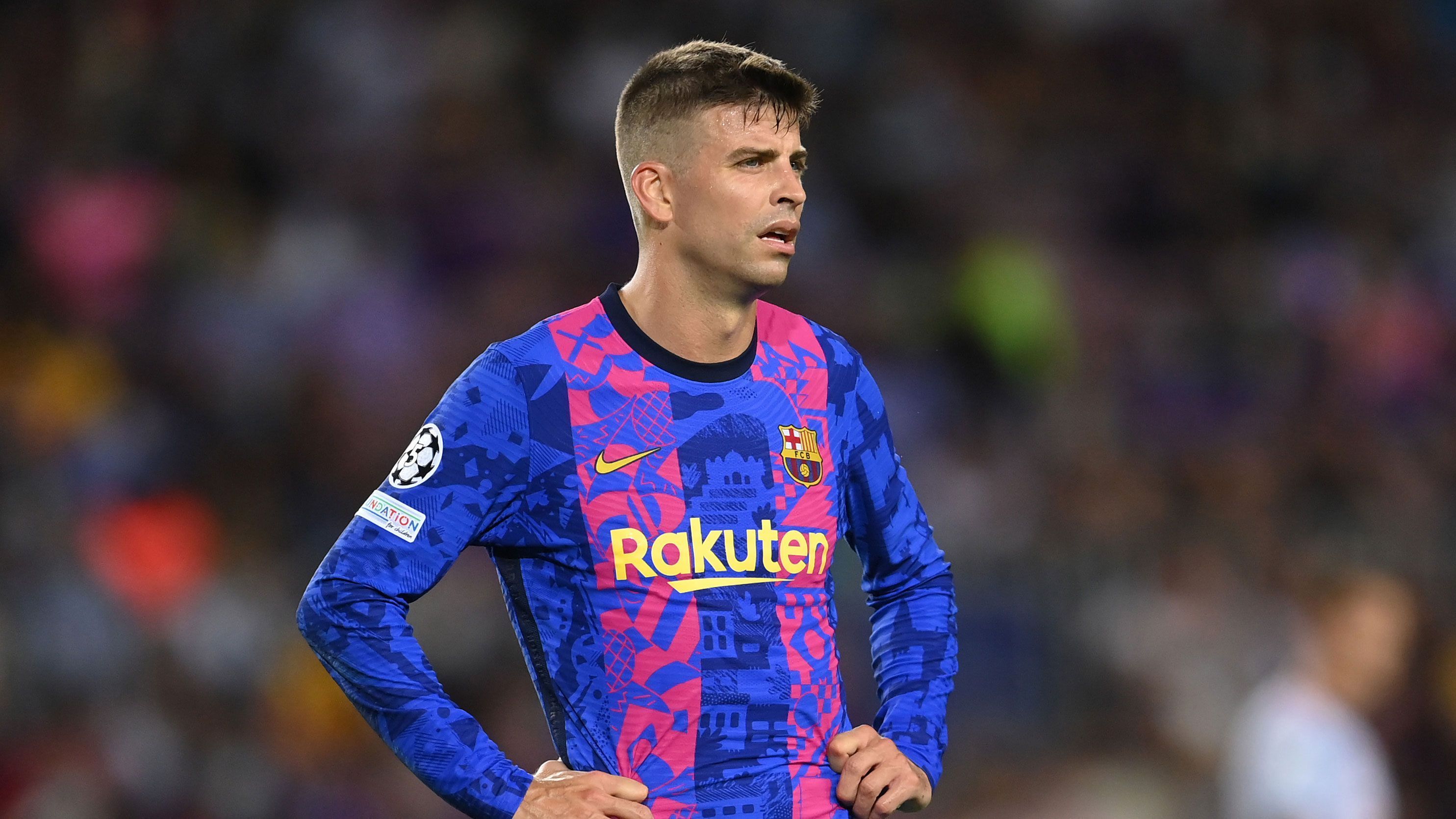 
                <strong>Gerard Piqué</strong><br>
                Der Abwehrchef ist von der ersten Sekunde an hellwach und verteidigt vor allem bei Flanken konsequent. Bei der Top-Chance von Jamal Musiala (27.) bringt der Spanier in der letzten Sekunde seinen Fuß dazwischen. Mit zunehmender Dauer wird auch eher etwas passiver. Angesichts der vielen Bayern-Angriffe aber auch kein Wunder. Zu oft wird er vom Mittelfeld alleine gelassen. ran-Note: 3
              