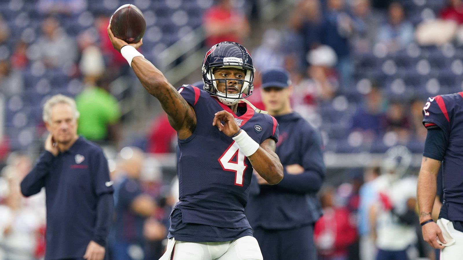 
                <strong>Deshaun Watson </strong><br>
                Er ist natürlich das Zentrum des Mega-Trades. Nach vier Jahren bei den Houston Texans haben die langwierigen Verhandlungen um Deshaun Watson wohl ein positives Ende gefunden. Der 26-Jährige entschied sich kurz vor dem Schluss der Verhandlungen noch einmal um und konnte von einem Trade zu den Browns überzeugt werden. Bei den Browns erhält der Quarterback einen Fünfjahresvertag über 230 Millionen US-Dollar - dabei ist das Gehalt vollständig garantiert. Somit ist der Deal ein neuer NFL-Rekord, was Garantien in einem Vertrag angeht.
              