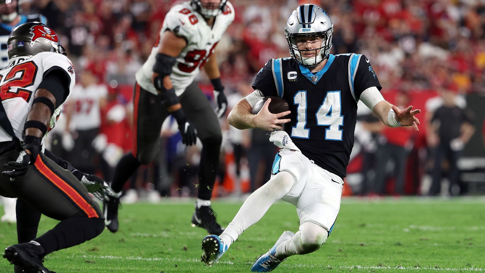 
                <strong>Carolina Panthers - Needs: O-Liner/Quarterback</strong><br>
                Die Carolina Panthers könnten das erste Team im Draft werden, das einen Quarterback auswählt. Im Poker um Deshaun Watson wurden die Panthers bekanntlich von den Cleveland Browns ausgestochen und Sam Darnold gilt in Carolina nicht gerade als zukünftiger Franchise Quarterback. Allerdings gilt die Draft Class auf dieser Position in diesem Jahr nicht als die beste. Nachdem in der Defense währen der Offseason einige Needs bereits erfüllt wurden, muss der Fokus auf der Offense liegen. Sollten sich die Panthers gegen einen neuen Quarterback entscheiden, wird die Wahl so gut wie sicher auf einen O-Liner fallen. Auch wenn die zwei besten Spieler auf dieser Position vermutlich schon weg sind, bliebe beispielsweise mit Charles Cross eine mehr als solide Lösung.
              