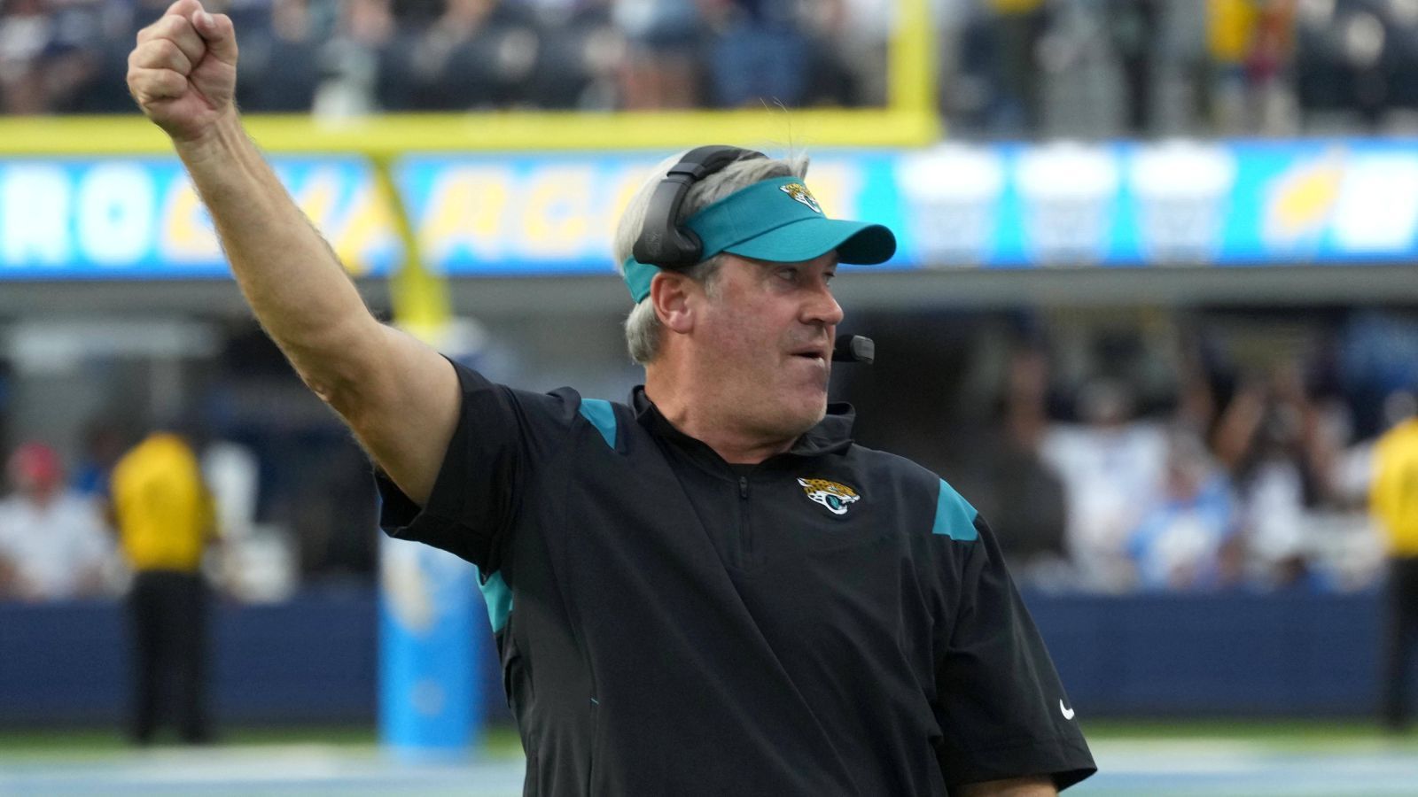 
                <strong>Gewinner: Doug Pederson (Jacksonville Jaguars)</strong><br>
                Wann waren die Jacksonville Jaguars zuletzt unter den Gewinnern in dieser Rubrik? Gefühlt, als Blake Bortles noch Quarterback war. Doch in 2022 scheinen die dunklen Zeiten bei den Jaguars vorbei zu sein. Beim mehr als überzeugenden 38:10 bei den Los Angeles Chargers bewies das Team von Head Coach Doug Pederson, dass das 24:0 in der Vorwoche gegen die Indianapolis Colts nicht nur ein Strohfeuer war. Pederson selbst stellte seine Offense bestens ein und gleichzeitig seine in Zweifel gezogene Reputation als hervorragender Playcaller wieder gänzlich her.
              