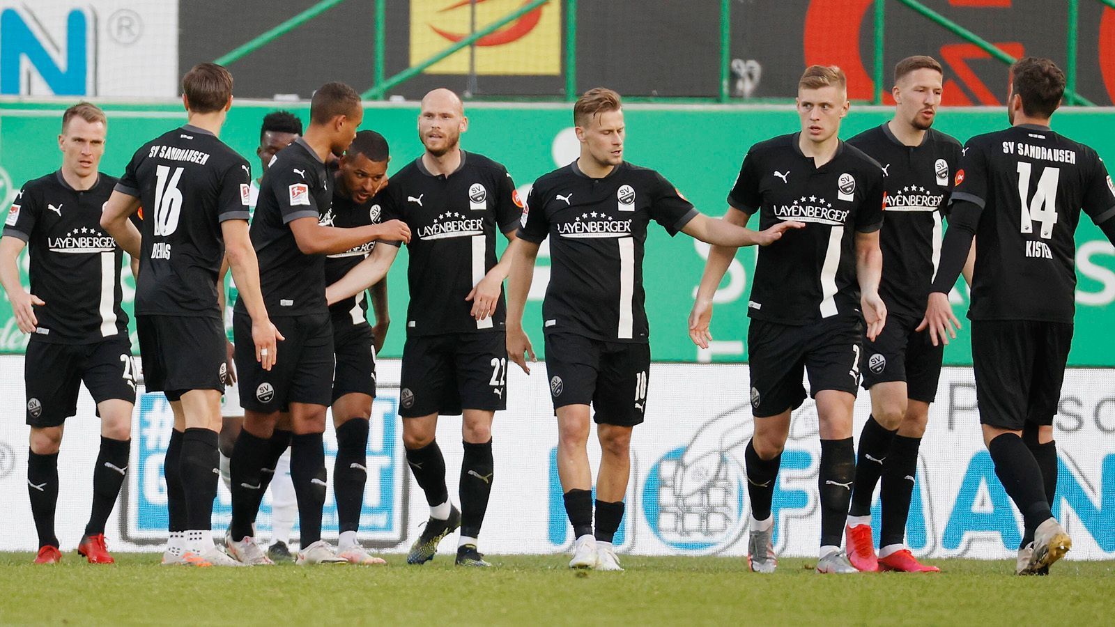 
                <strong>SV Sandhausen kann den direkten Abstieg verhindern</strong><br>
                Der SV Sandhaussen, der 31 Punkte auf dem Konto hat, kann am 33. Spieltag zumindest den direkten Abstieg verhindern. Dazu müssten sie ihr Spiel gegen den SSV Jahn Regensburg gewinnen und hoffen, dass der VfL Osnabrück das Parallelspiel gegen den Hamburger SV verliert.
              