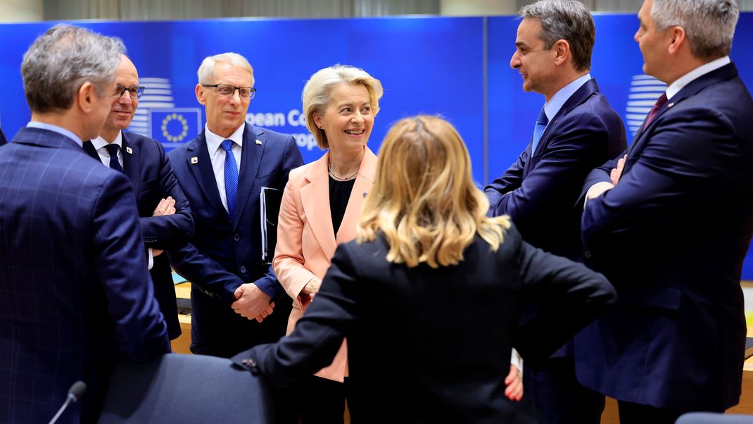 Ursula von der Leyen (M.) und Josep Borrell übermittelten den Regierungen der Mitgliedstaaten am Mittwoch formell einen entsprechenden Vorschlag.