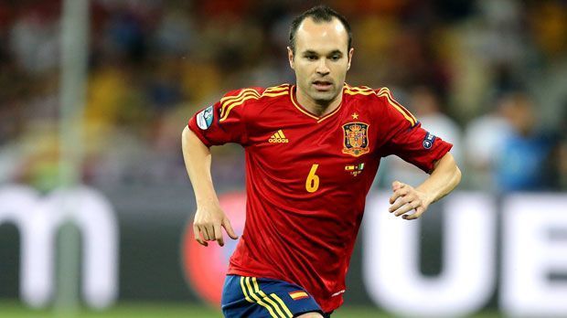 
                <strong>Spanien: Andres Iniesta</strong><br>
                Mittelfeld: Andres Iniesta hat alles gewonnen, was es zu gewinnen gibt. Die beeindruckende Titelsammlung des Spaniers: Weltmeister 2010, Europameister 2008 und 2012, 4x Champions-League-Sieger und 3x Fifa-Klub-Weltmeister. Mehr geht nicht. 
              