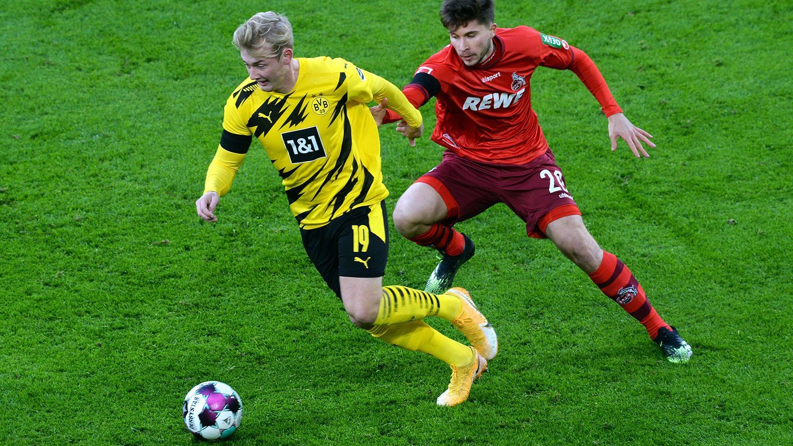 
                <strong>Borussia Dortmund</strong><br>
                Beim BVB läuft die Suche nach einem neuen Mann - allerdings für den Trainerposten im kommenden Sommer. Zugänge wird es in Dortmund nicht geben, das bekräftigten Michael Zorc und Hans-Joachim Watzke zuletzt ausdrücklich. Letzterer sagte der "Funke Mediengruppe", wegen der finanziell schwierigen Situation werde "der kommende Transferwinter als solcher bei uns kaum stattfinden". Verlassen könnte den Klub unter Umständen Julian Brandt, der laut "The Athletic" das Interesse des FC Arsenal auf sich gezogen hat.
              