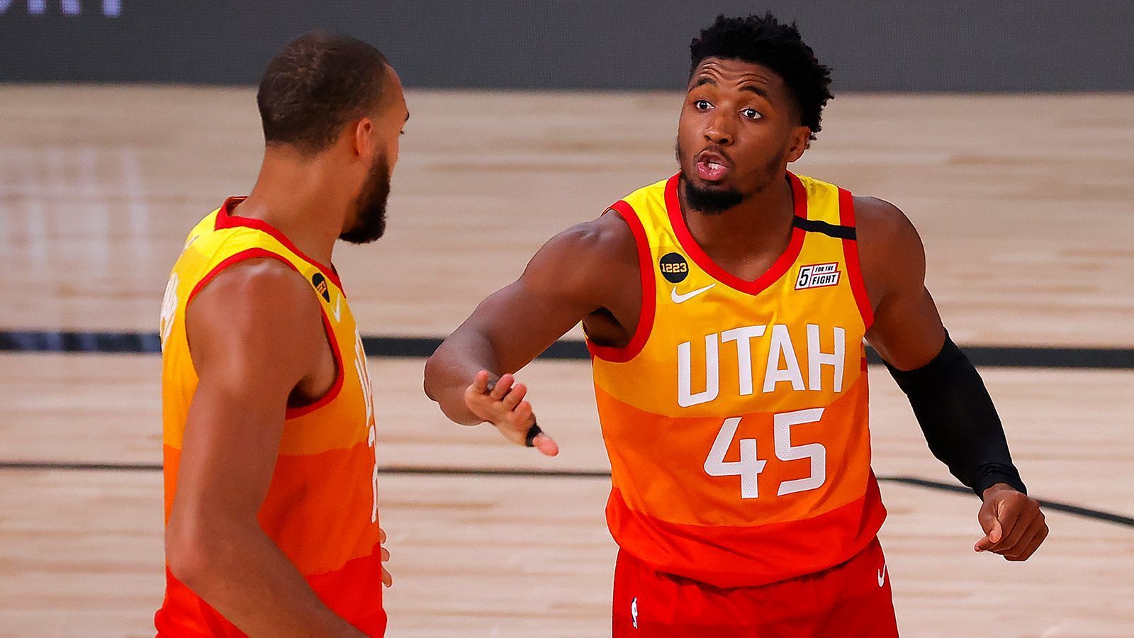 
                <strong>Platz 10 - Utah Jazz</strong><br>
                In der ersten Playoffrunde der vergangenen Saison führten die Jazz schon mit 3:1 gegen die Nuggets und gaben die Serie doch noch aus der Hand. Viel geändert wurde in der Offseason nicht. Utah setzt weiter auf "The Spider" Donovan Mitchell und einen der besten Verteidiger der Liga, Rudy Gobert, der aber nicht viel Unterstützung in der Defensive bekam. Durch die Rückholaktion von Derrick Favors wird die Verteidigung nochmal gestärkt. Stabilisieren sich die Jazz, ist auch mehr möglich als nur die erste Playoffrunde.
              