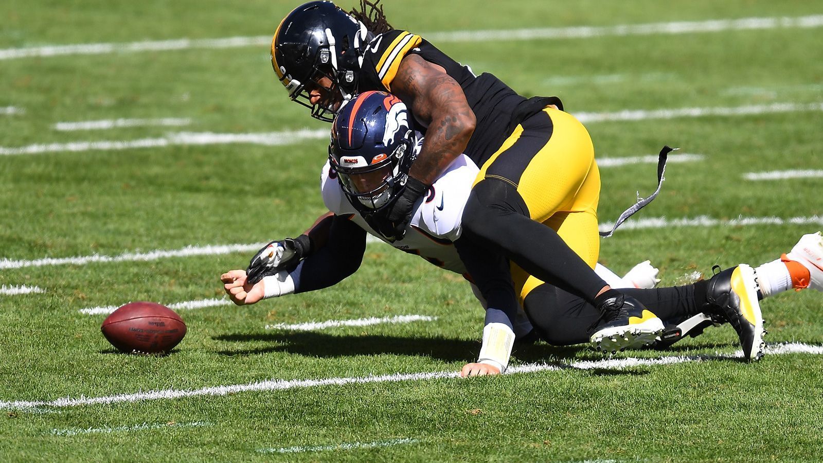 
                <strong>Verlierer: Denver Broncos </strong><br>
                Wenn es ein Team brutal bei den Verletzungen trifft, dann die Denver Broncos. Von Miller, Courtland Sutton, Drew Lock, Phillip Lindsey, A.J. Bouye - das sind fünf Säulen im Spiel der Broncos. Head Coach Vic Fangio hat alles andere als einen leichten Job. Zumal die Spiele auch noch äußerst unglücklich verloren gehen. Bei einem 0-2-Start geraten in der starken AFC West die Playoffs schnell außer Sichtweite. Die waren vor all den Verletzungen Pflicht - somit könnte es für Fangio schnell ungemütlich werden.
              