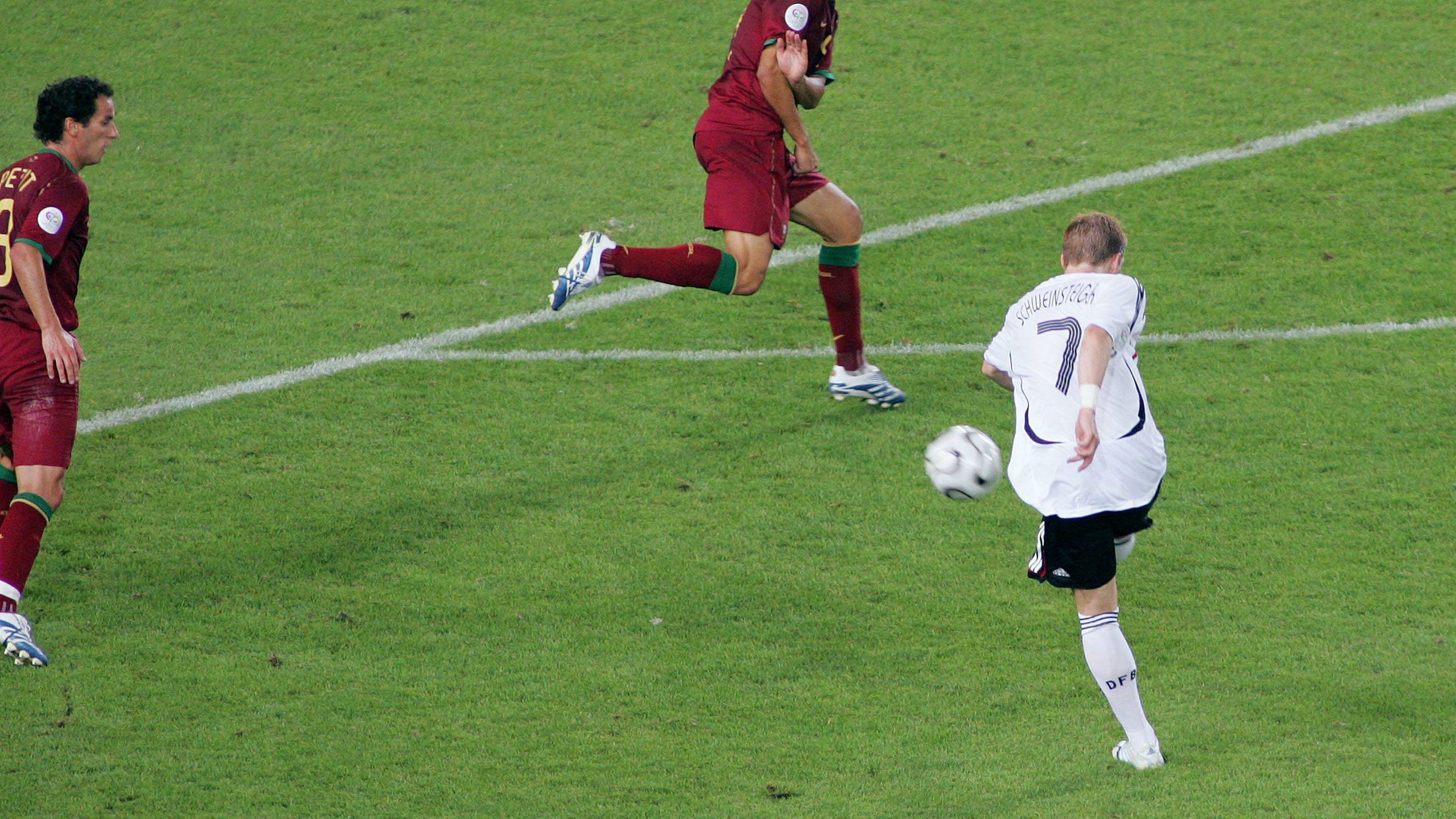 
                <strong>WM Spiel um Platz drei 2006: GER - POR 3:1</strong><br>
                Die Schweini-Gala - Nach dem bitteren Halbfinal-Aus im Sommermärchen, traf Deutschland im Spiel um Platz drei auf die Portugiesen. Nach einer torlosen ersten Halbzeit, schlug nach der Pause die Stunde des Bastian Schweinsteiger. Gleich zweimal netzte der damals 22-Jährige mit Schüssen aus der Distanz. Auch das dritte deutsche Tor war letztlich sein Verdienst, nachdem er den Ball per Freistoß gefährlich in den Strafraum brachte und Petit ihn im eigenen Tor versenkte. Der Lohn war der dritte Platz und ein versöhnlicher Abschluss des deutschen WM-Runs.
              