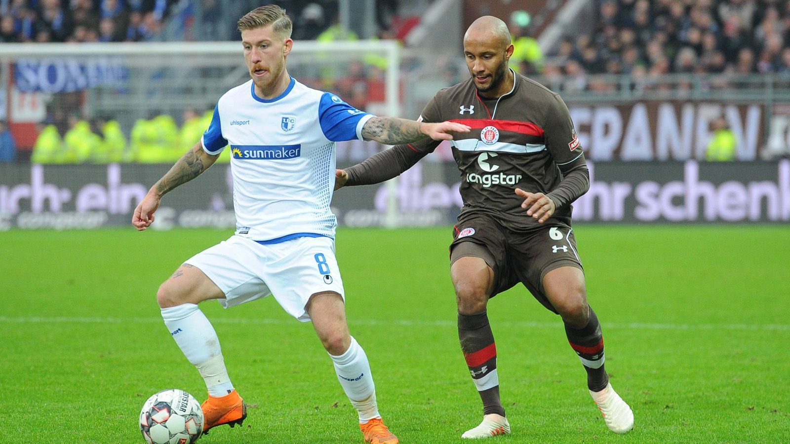 
                <strong>1. FC Magdeburg – FC St. Pauli (Samstag, 18:30 Uhr)</strong><br>
                Der FC St. Pauli mag unter Trainer Timo Schultz eine gute Entwicklung genommen haben. Gleichwohl sind die Hamburger jederzeit für eine Pokal-Schlappe gut. In drei der letzten vier Spielzeiten scheiterten sie in der 1. Runde. Vergangene Saison gewann der Regionalligist SV Elversberg gegen St. Pauli mit 4:2. Der 1. FC Magdeburg, der mit vier Punkten aus zwei Spielen gut in die Saison der 3. Liga gestartet ist, dürfte eine deutlich schwierigere Aufgabe sein.
              