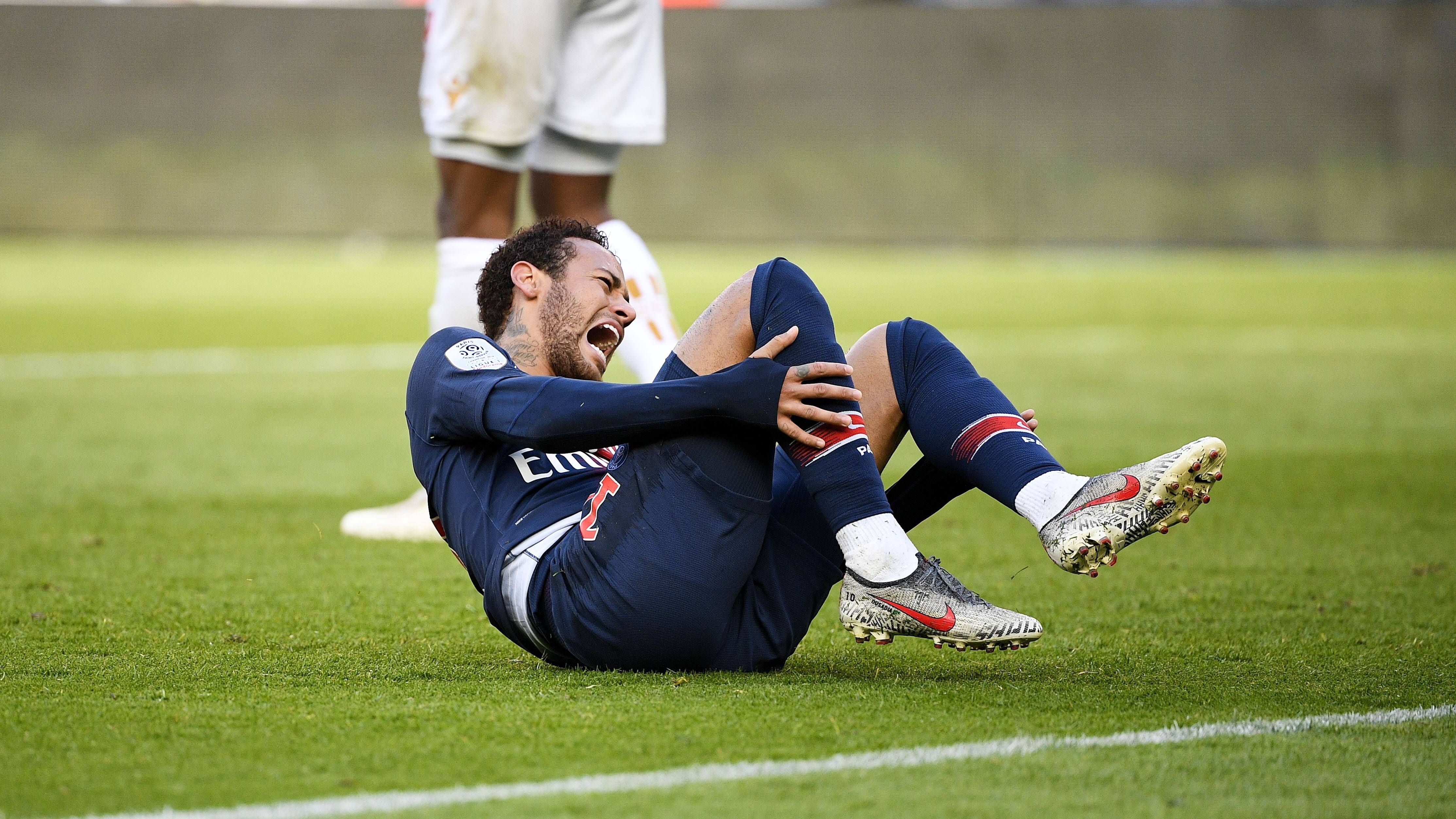 <strong>Bänderanriss im Sprunggelenk im Juni 2019</strong><br>Schon Mitte des Jahres 2019 musste Neymar längere Zeit zuschauen, weil er sich einen Bänderanriss im Sprunggelenk zuzog. Glück im Unglück: Die Verletzung fiel größtenteils in die Zeit der Sommerpause, sodass er letztlich nur acht Spiele von PSG bzw. der brasilianischen Nationalmannschaft verpasste.