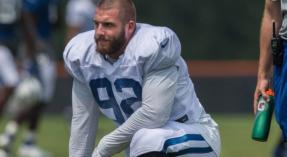 
                <strong>Verlierer: Björn Werner</strong><br>
                Eigentlich sollte bei den Jacksonville Jaguars alles besser werden. Nachdem sich Werner bei den Indianapolis Colts nicht durchsetzen konnte, griff der Berliner in der Preseason neu an. Und das gar nicht so schlecht: In Week 1 gelang ihm beim Debüt gleich ein Sack. Doch dann das bittere Aus: An seinem Geburtstag wird Werner gecuttet. Die Suche nach dem Glück in der NFL geht für den einstigen Erstrundenpick also weiter.
              