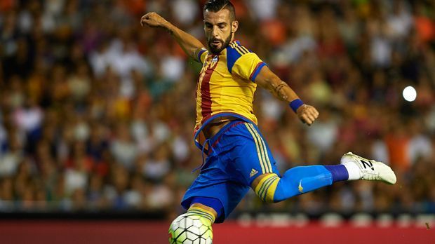 
                <strong>Negredos Top-Elf</strong><br>
                Alvaro Negredo stand schon bei vielen Top-Klubs wie ManCity oder Real Madrid unter Vertrag. Für den 30-Jährigen wurden insgesamt ca. 76 Mio. Euro Ablöse bezahlt. Demnach durfte der Spanier mit einigen Stars zusammenspielen. Gegenüber "goal.com" nennt der Valencia-Stürmer seine (sehr offensive) Traum-Elf in einem 4-3-3-System!
              