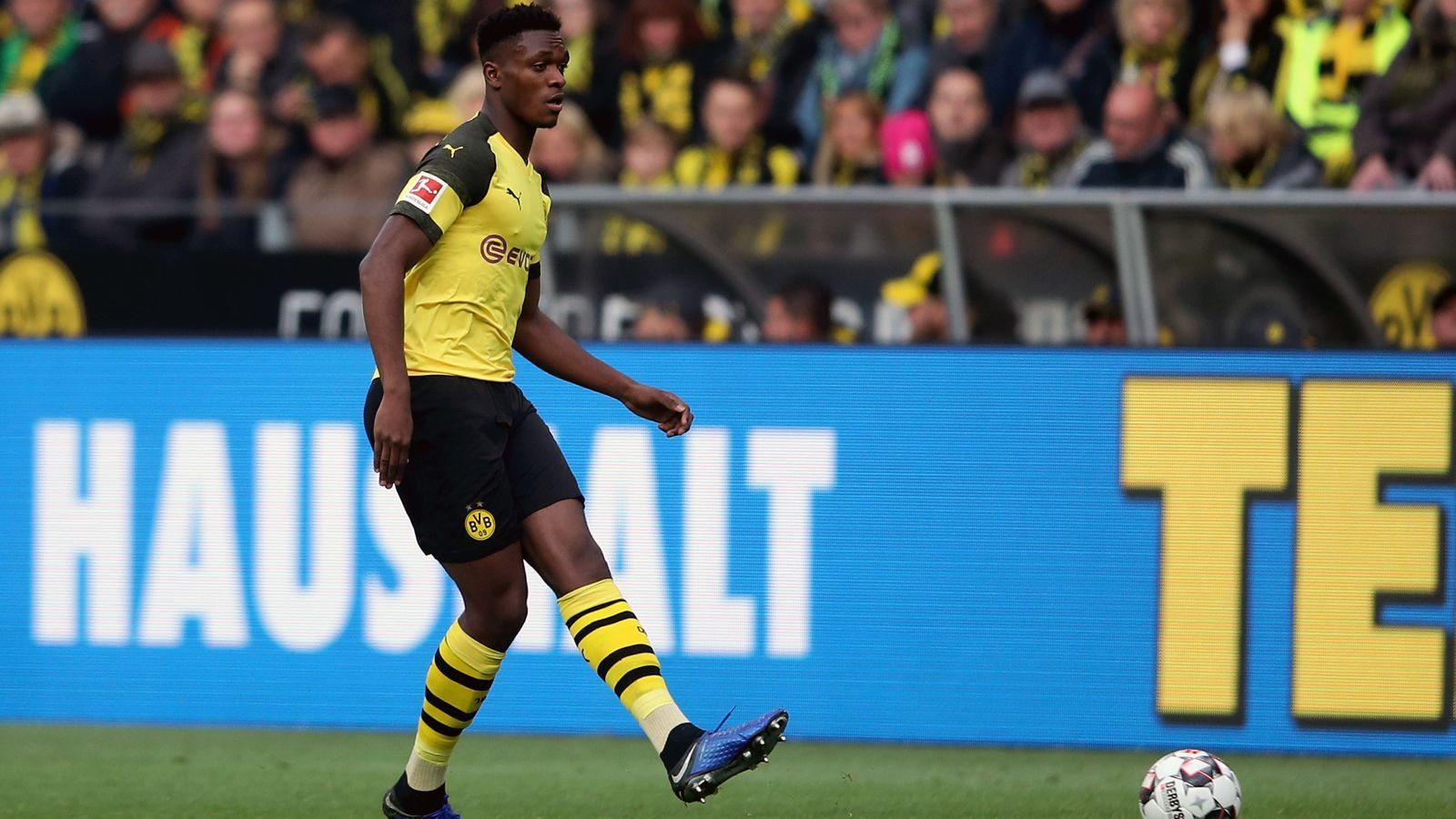 
                <strong>Dan-Axel Zagadou (Borussia Dortmund)</strong><br>
                Statistisch gesehen macht er ein gutes Spiel. 85 % gewonnene Zweikämpfe, eine Passquote von 86 %. Aber beim ersten Gegentor lässt er Lewandowski sträflich viel Platz im Strafraum. Im allgemeinen Chaos vor Lewandowskis zweitem Treffer wirkt er auch etwas verloren. Aber insgesamt schafft er es im Zusammenspiel mit Akanji, mehr oder weniger für Ordnung im Strafraum zu sorgen. ran-Note: 3
              