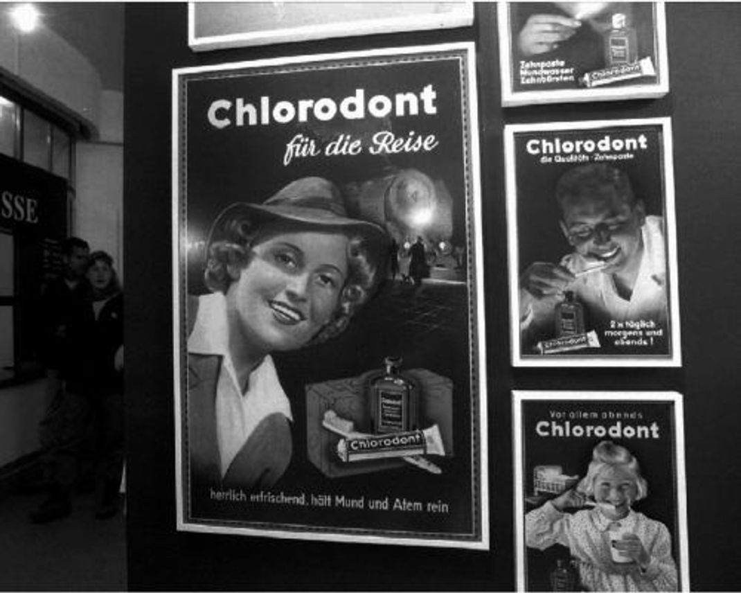 1907 erfand der sächsische Apotheker Ottomar Heinsius von Mayenburg die Chlorodont-Zahnpasta. Seine Firma produzierte sie unter diesem Namen bis zum Anfang der 1980er Jahre.