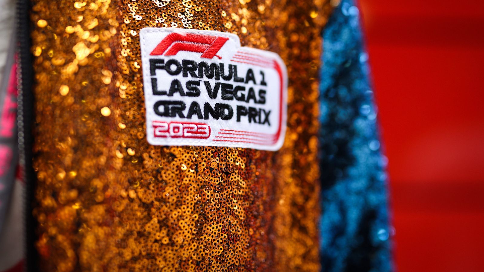 <strong>Las Vegas rüstet sich für 25.000 VIP-Gäste</strong><br>Dass es sich beim Vegas-GP um ein Rennen der besonderen Art handeln soll, zeigen die Preise. Laut "auto, motor und sport" ist der Paddock Club mit für 25.000 VIP-Gäste ausgerichtet. Um dabei sein zu können, mussten teils fünfstellige Summen gezahlt werden. Um überhaupt auf die Warteliste zu kommen, mussten schon 1.000 US-Dollar angezahlt werden.