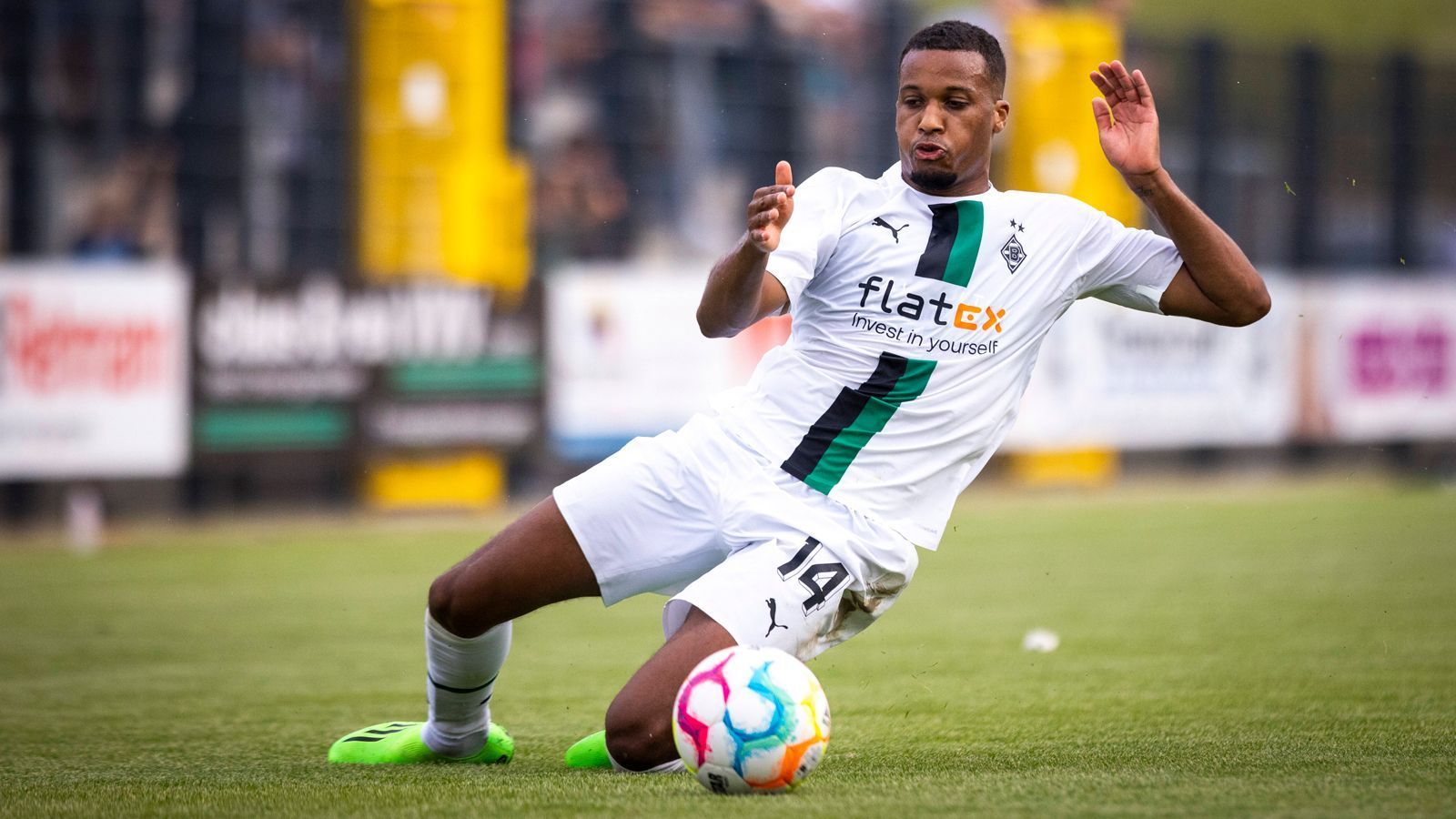 
                <strong>Borussia Mönchengladbach: Alassane Plea</strong><br>
                Die Borussia hat eine dürftige Saison hinter sich, in der kaum ein Spieler das zeigte, was er kann - auch Alassane Plea nicht. Doch der Franzose hat unter Neu-Trainer Daniel Farke eine ordentliche Vorbereitung gespielt und dafür gesorgt, dass viele "Fohlen"-Fans der Meinung sind, den Angreifer unbedingt halten zu müssen.
              