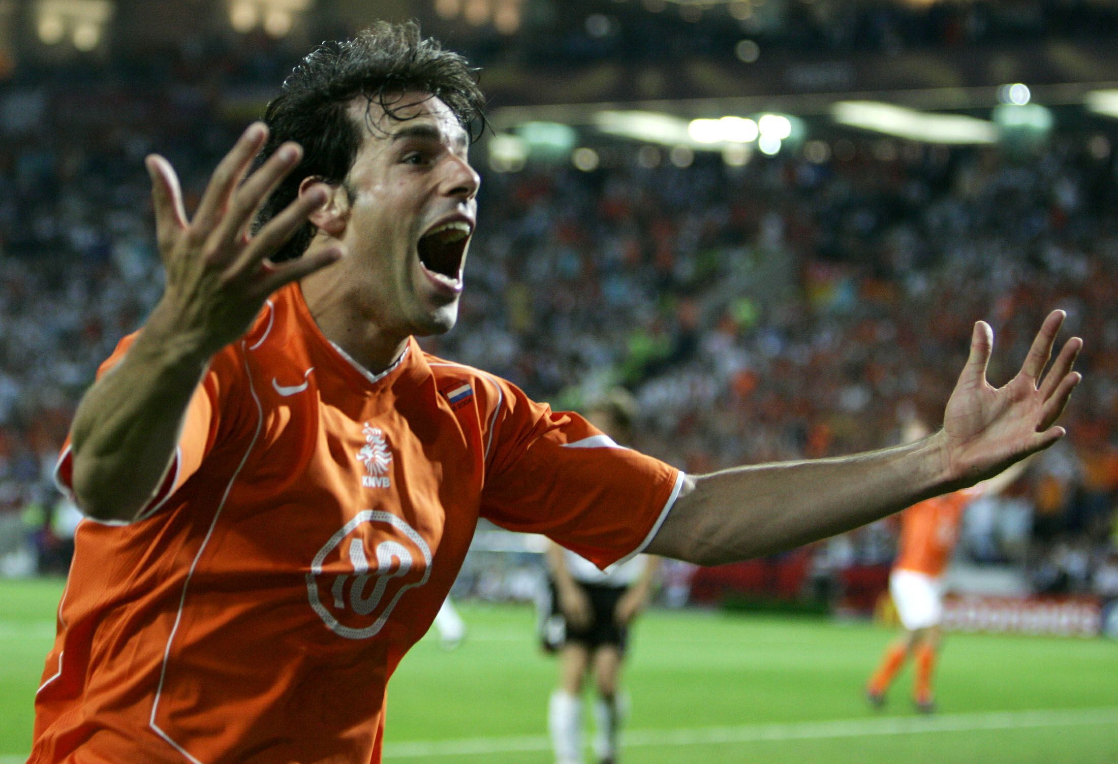 Platz 5: Ruud van Nistelrooy. Er traf insgesamt sechs Mal für die Niederlande. Hier bejubelt er ein Tor bei der EM 2004 - gegen Deutschland. Er teilt sich den fünften Platz mit vielen anderen Superstars.