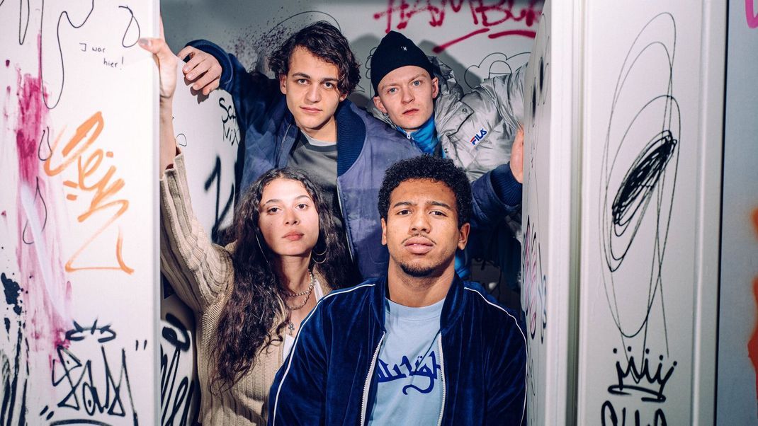 "KEKs" dreht sich um die vier Freunde Younes (David Ali Rashed), Shirin (Manal Raga a Sabit), Rocky (Vito Sack) und Amadou (Aaron Maldonado-Morales)&nbsp;(v.l.n.r.).