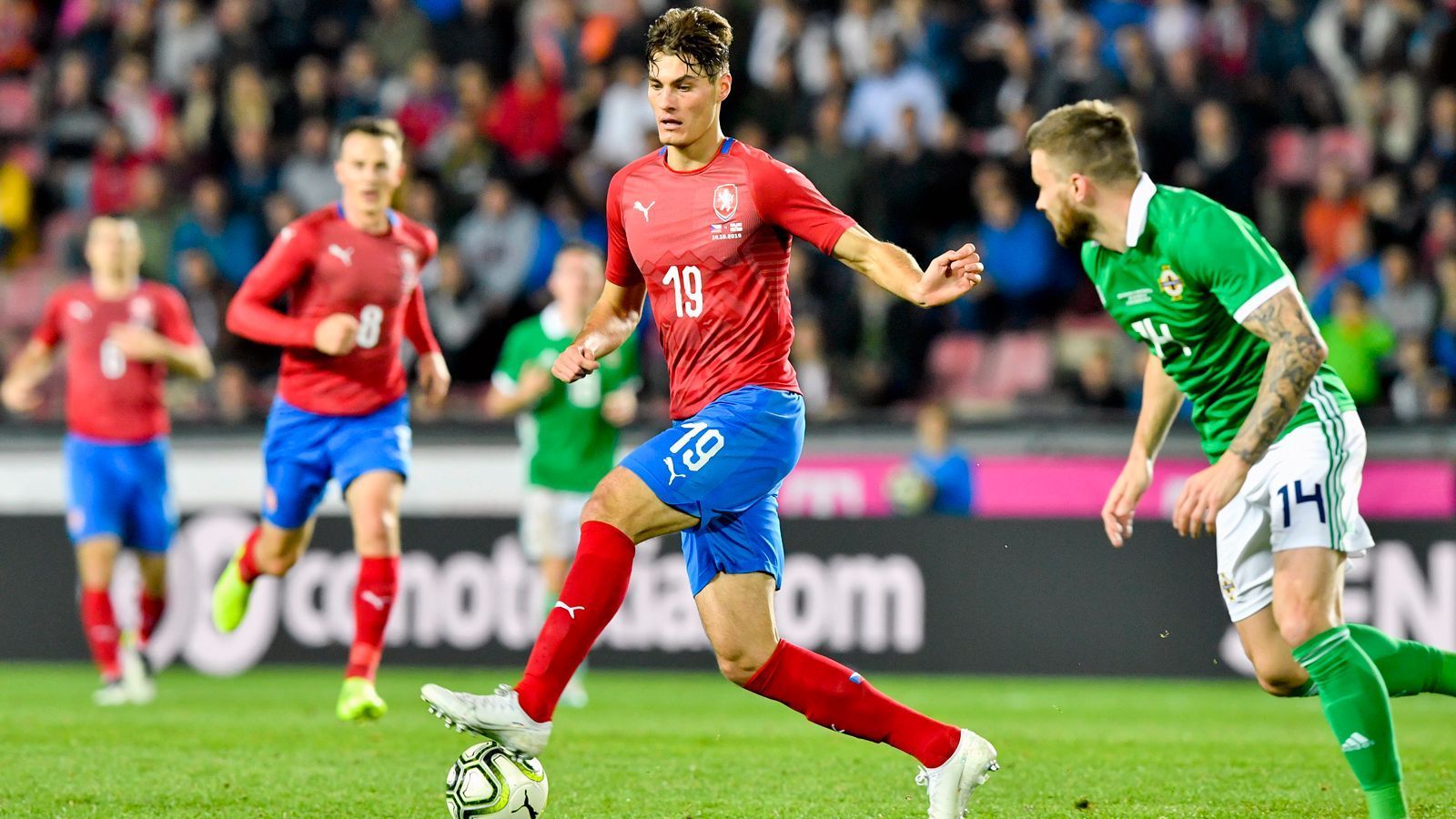 
                <strong>Patrik Schick (Tschechien)</strong><br>
                Für Tschechien geht es in den verbleibenden zwei EM-Qualifikationsspielen gegen den Kosovo und in Bulgarien darum, die entscheidenden Punkte für die direkte Endrunden-Teilnahme einzufahren. Derzeit liegt Tschechien mit zwölf Punkten nach sechs Spielen auf Platz 2, nur einen Zähler vor dem Kosovo. Somit gibt es ein Endspiel am 14. November. Dabei müssen die Gastgeber wegen einer Sprunggelenksverletzung auf den Leipziger Stürmer Patrik Schick verzichten, der in der laufenden Qualifikation bereits vier Mal traf. Im Oktober wurde Schick im Nationalteam ohne Absprache mit den Leipzigern eingesetzt und ausgerechnet dabei brach die vorherige Sprunggelenksverletzung wieder auf. Dieses Mal einigte sich der Bundesligist mit dem tschechischen Verband aber schon von Vorab darauf, dass Schick erst gar nicht zur Nationalmannschaft reist.
              