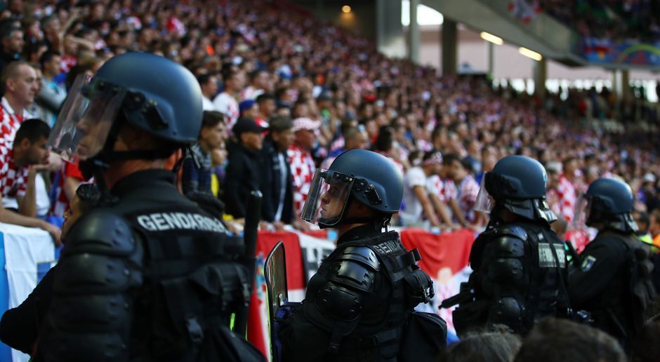 
                <strong>Die Schande von St. Etienne</strong><br>
                Schwer bewaffnete Polizisten bewachen den Block für die Schlussminuten. Das Spielgeschehen und die mutige Aufholjagd der Tschechen geraten aber völlig in den Hintergrund.
              