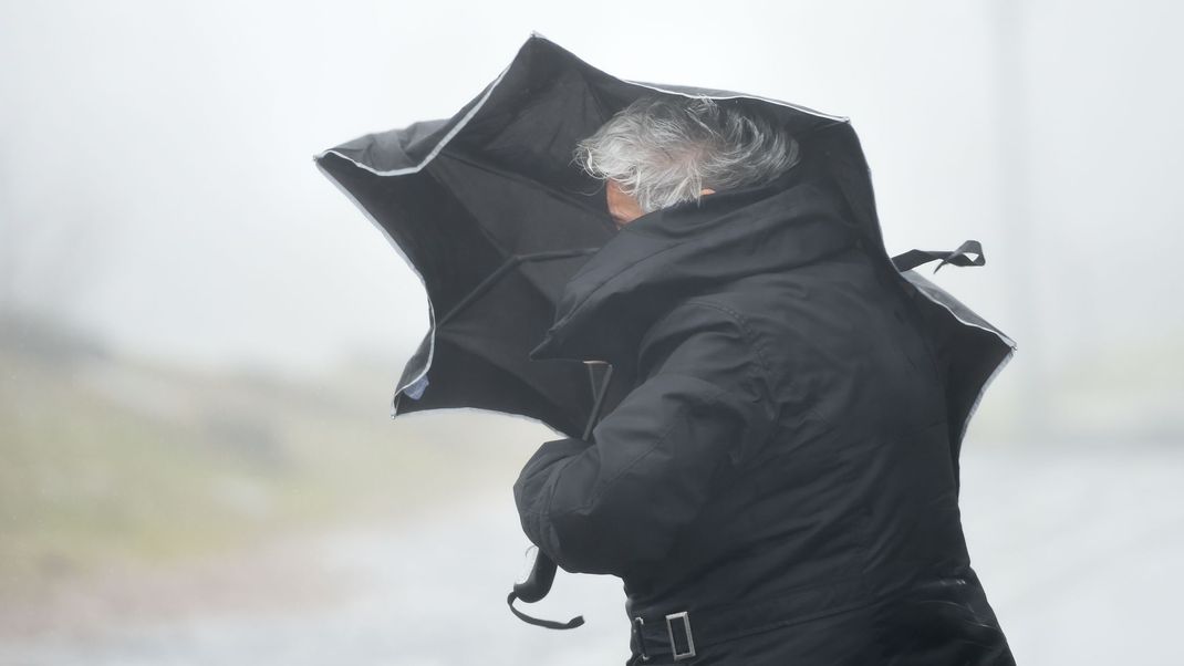 Gegen starke Unwetter und Windhosen ist ein Regenschirm zumeist ein schwacher Trost. (Symbolbild)