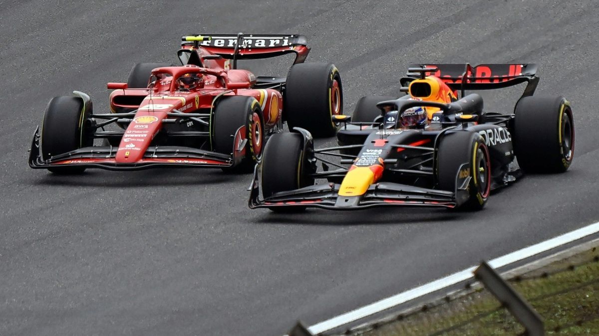 Verstappen behauptet sich gegen Carlos Sainz im Ferrari