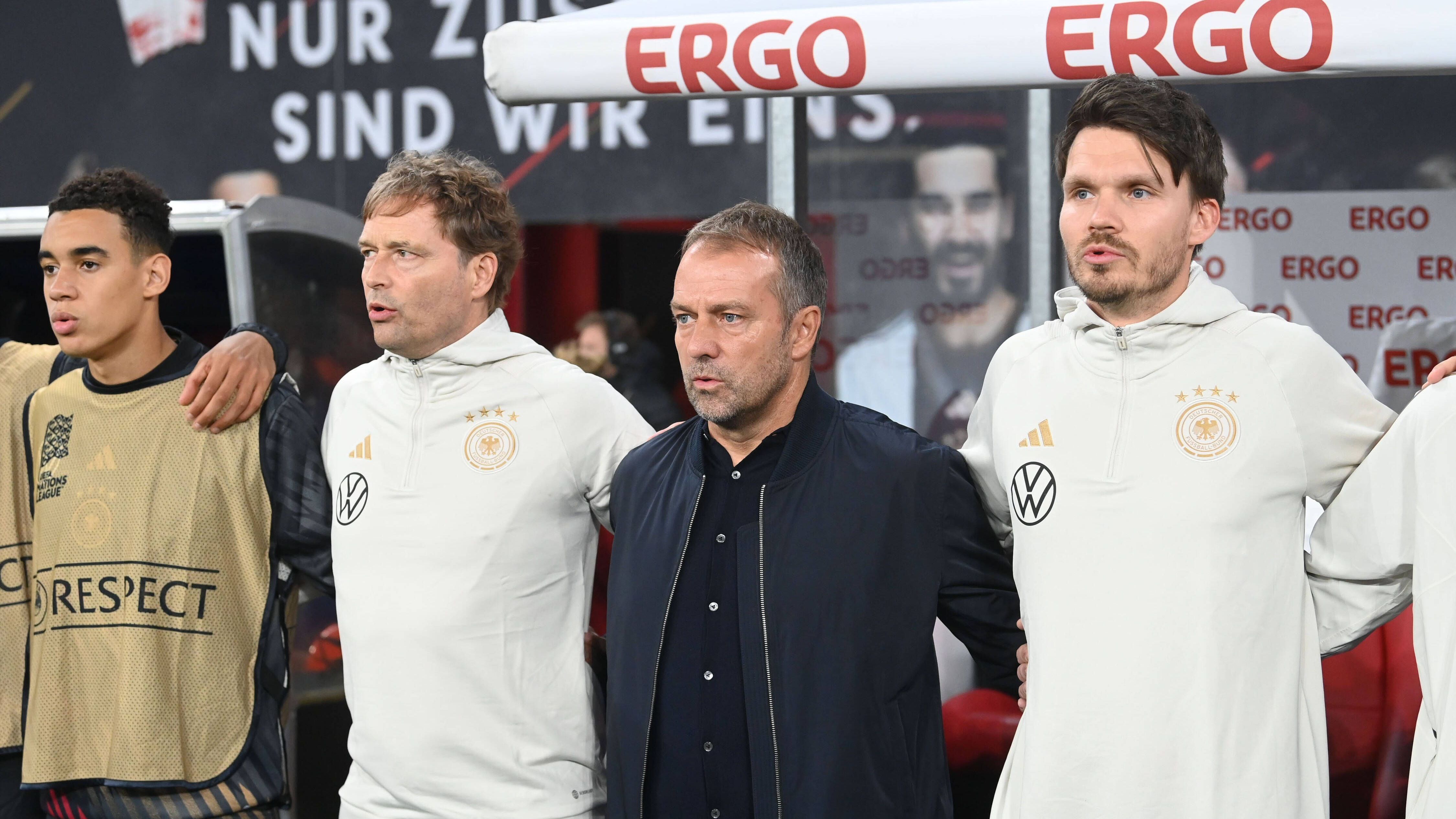 <strong>2021: Flick übernimmt</strong><br>Hansi Flick, bis 2014 Jogis Co-Trainer, übernahm im September 2021 mit breiter Brust. Schließlich hatte er mit dem FC Bayern München gerade das Sextuple gewonnen. Fußball-Deutschland war wieder zuversichtlich. Es blieb ein gutes Jahr bis zur WM 2022 in Katar, um den Karren wieder flott zu bekommen.