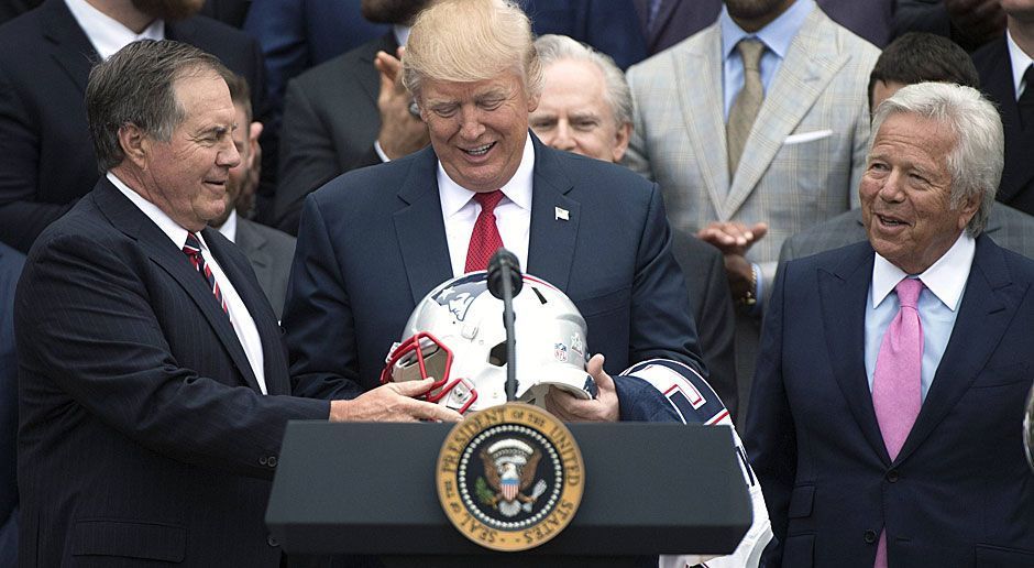
                <strong>New England Patriots besuchen Donald Trump im Weißen Haus</strong><br>
                Natürlich darf auch ein Helm als Präsent nicht fehlen. Für den dürfte Trump bei so mancher politischer Auseinandersetzung durchaus Verwendung finden.
              