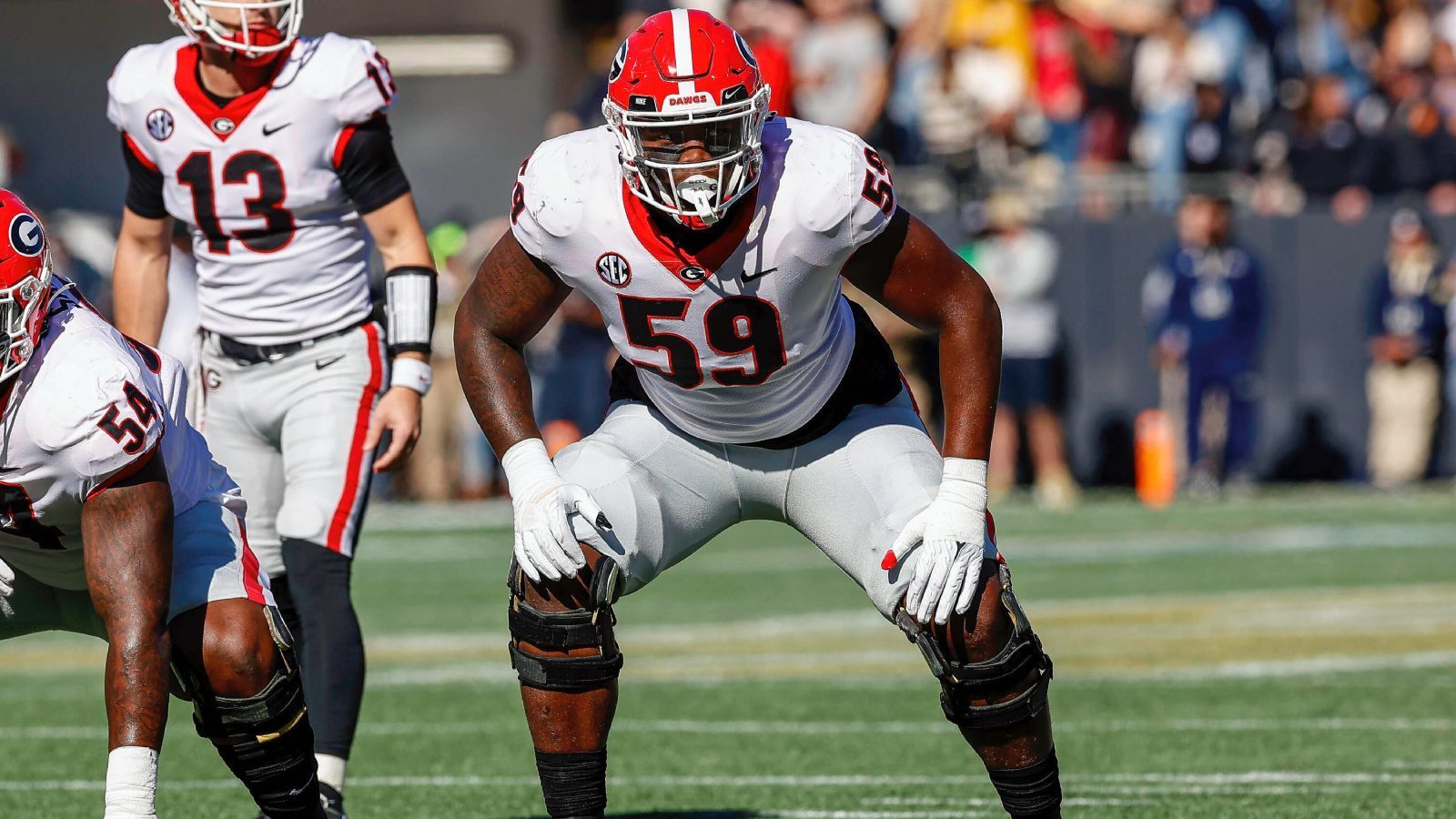 
                <strong>Platz 3: Broderick Jones (Georgia Bulldogs)</strong><br>
                Die NFL-Teams suchen heutzutage vor allem nach Athleten auf jeder Position. Der beste Athlet der Offensive-Linemen-Klasse 2023 dürfte Broderick Jones von den Georgia Bulldogs sein. Was bei ihm möglicherweise an Technik fehlt, macht er mit seiner Stärke und Schnelligkeit wett. Auch er muss sich jedoch noch im Run-Block verbessern.
              
