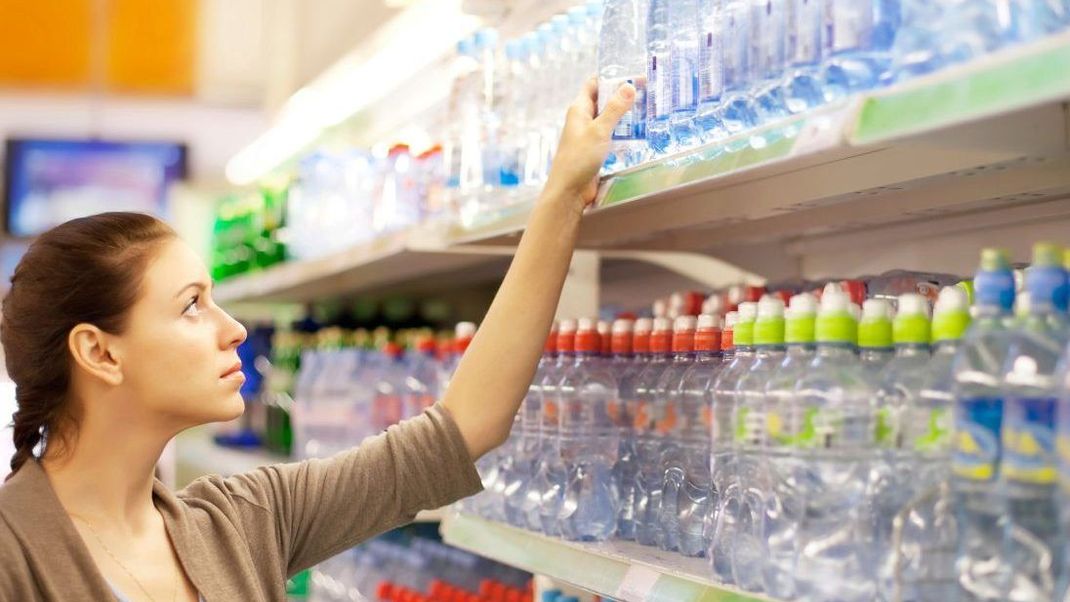 Großer Rückruf von Mineralwasser gestartet. (Symbolbild)