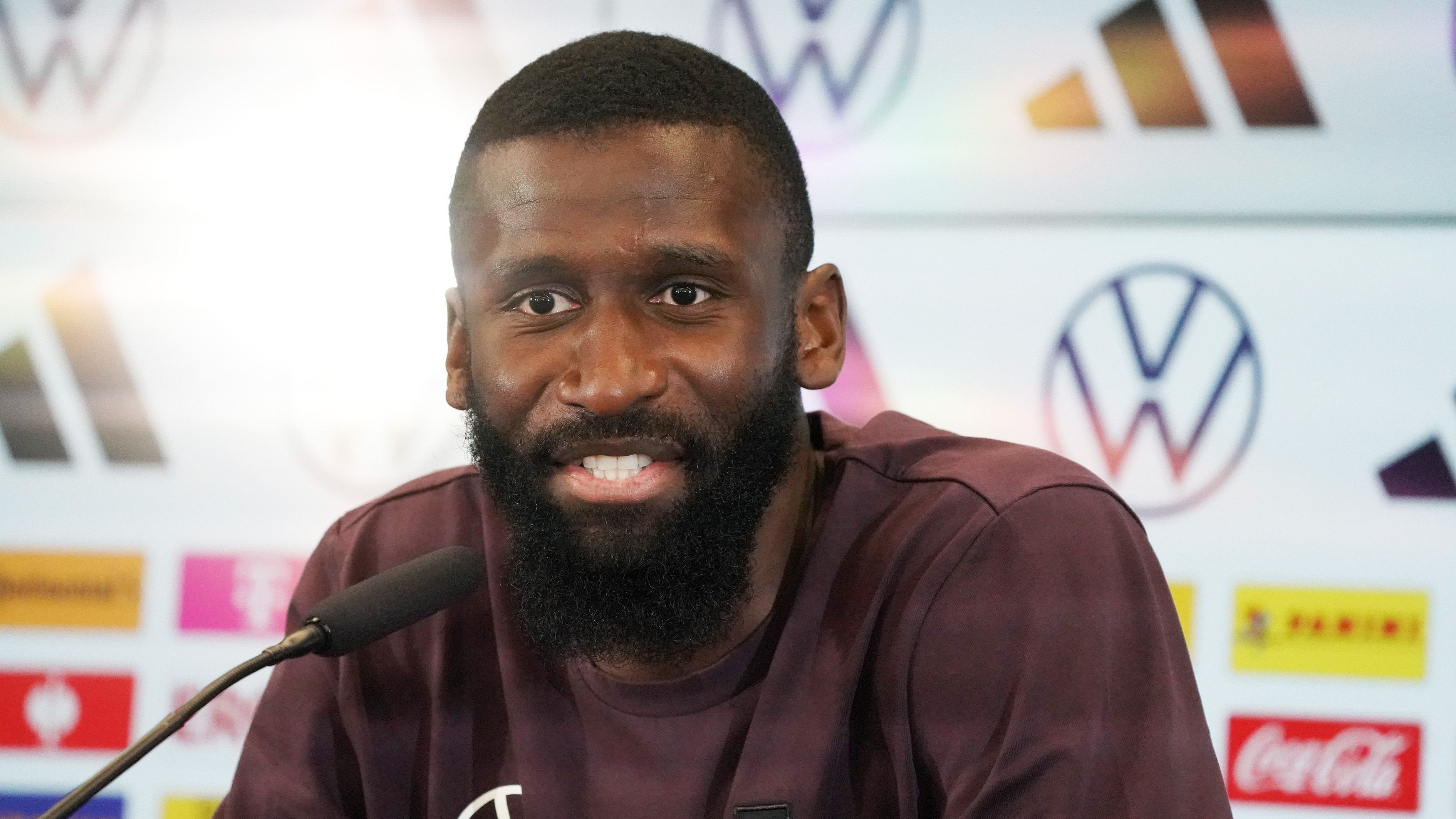 <strong>Antonio Rüdiger (Real Madrid)</strong><br>Der Innenverteidiger liefert in dieser Saison bei Real nicht nur starke Leistungen ab, sondern sorgt auch für skurrile Szenen, die viral gehen. Wie zuletzt gegen Rayo Vallecano, als er gegen einen Gegenspieler in den Infight ging. Durch die Gelbe Karte war er am Wochenende gegen Valencia gesperrt. Dies dürfte seiner Form aber keinen Abbruch tun.